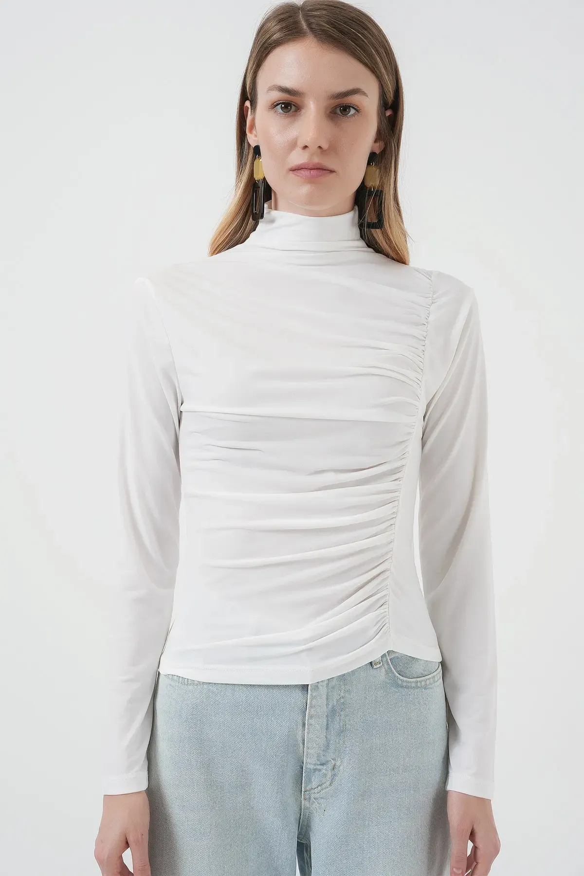 938 Büzgü Detaylı Dik Yaka Sandy Bluz - Beyaz