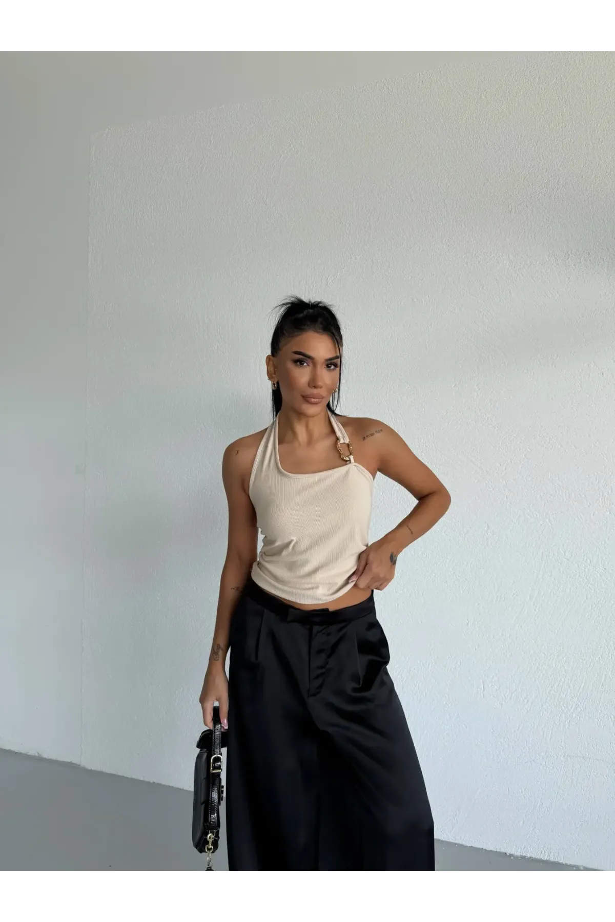 Kadın Bej Ottoman Kumaş Halter Yaka Toka Detay Bluz HZL26W-FRY123321