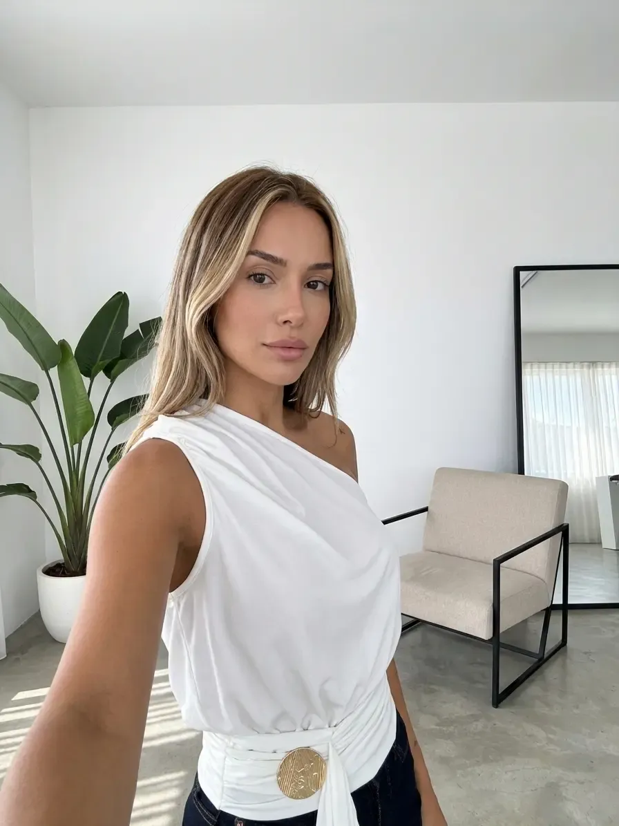 Kadın Beyaz Asimetrik Tek Omuz Drapeli Gold Aksesuar Detaylı Sandy Bluz HZL26S-FRY123751