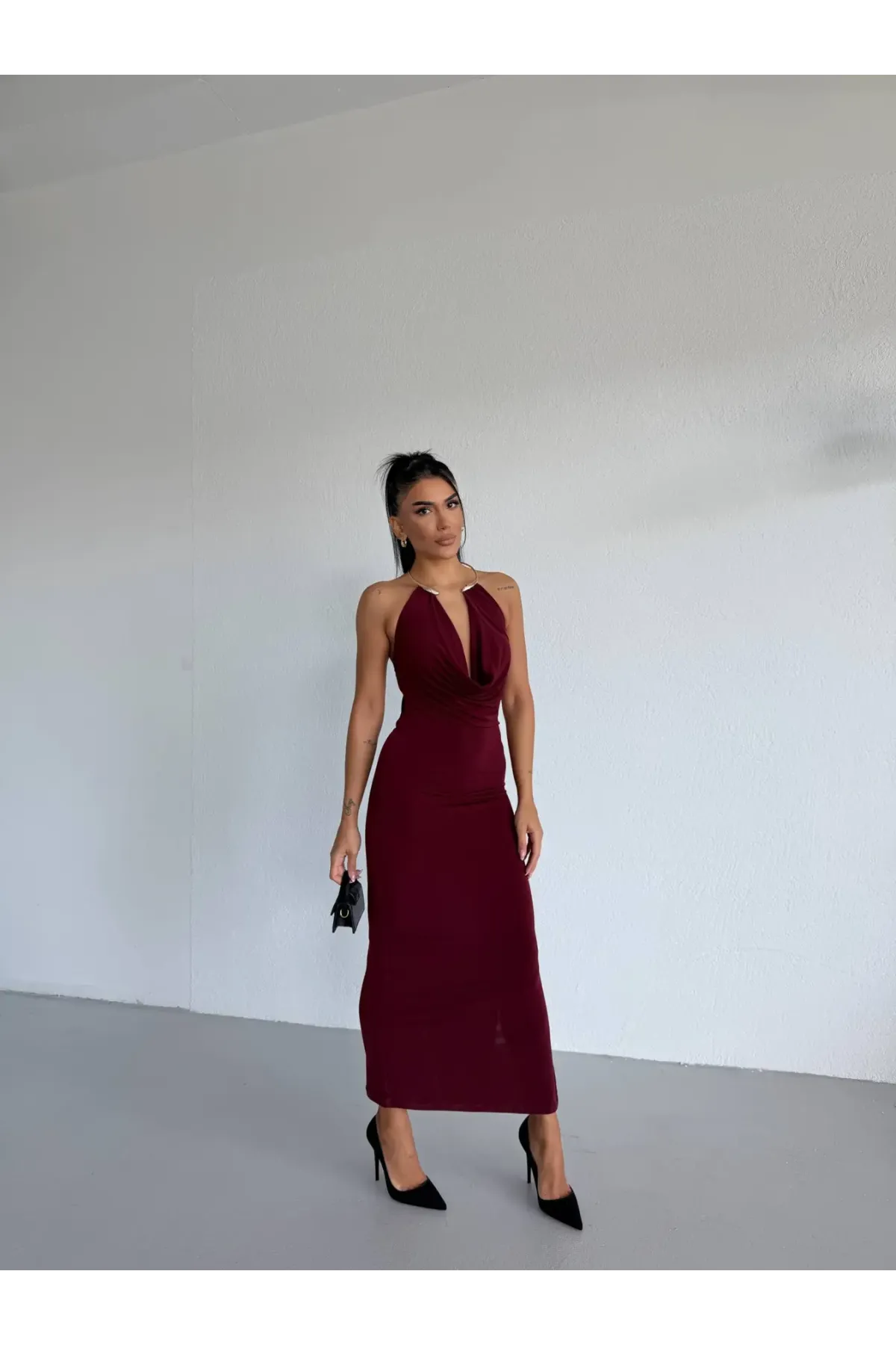 Kadın Bordo Boyundan Aksesuarlı Yandan Yırtmaçlı Midi Boy Sandy Elbise HZL26S-FRY123841