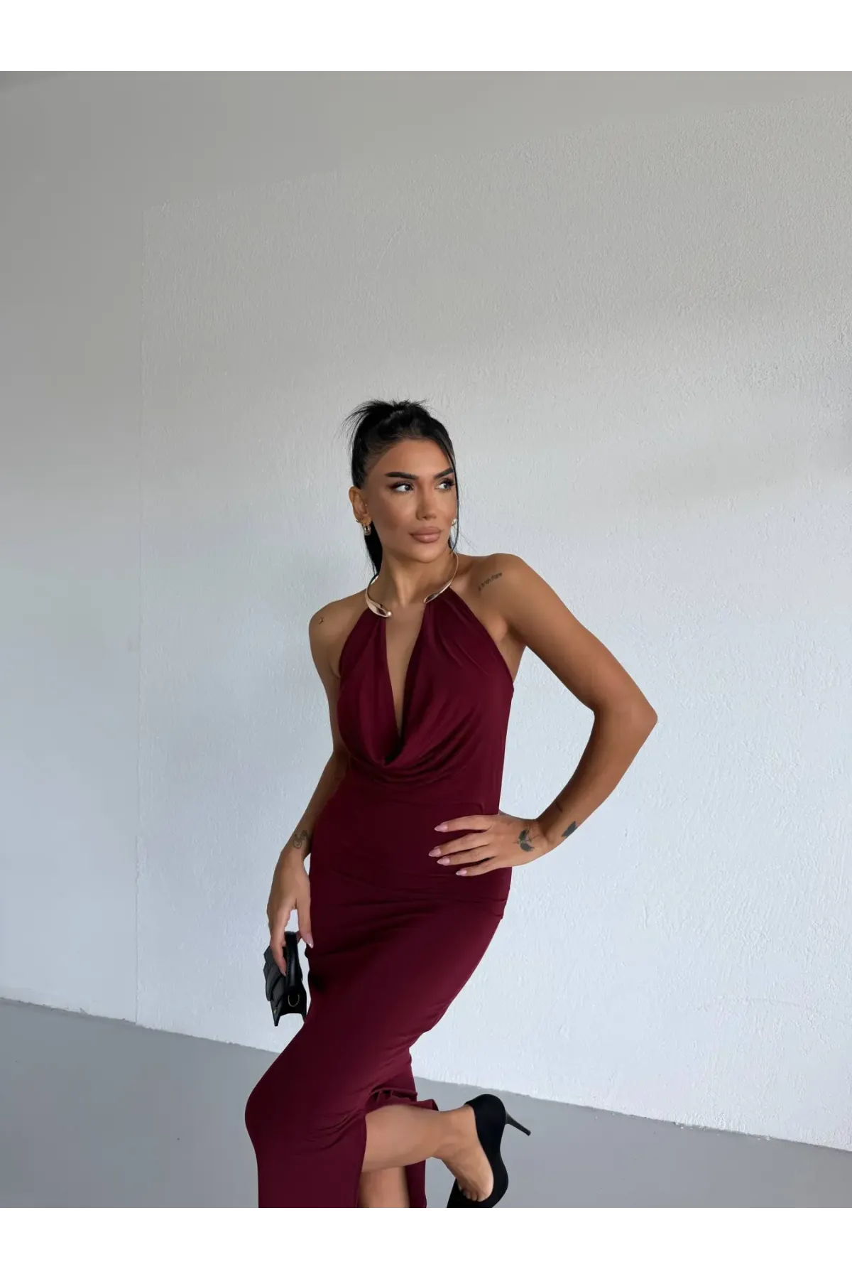 Kadın Bordo Boyundan Aksesuarlı Yandan Yırtmaçlı Midi Boy Sandy Elbise HZL26S-FRY123841