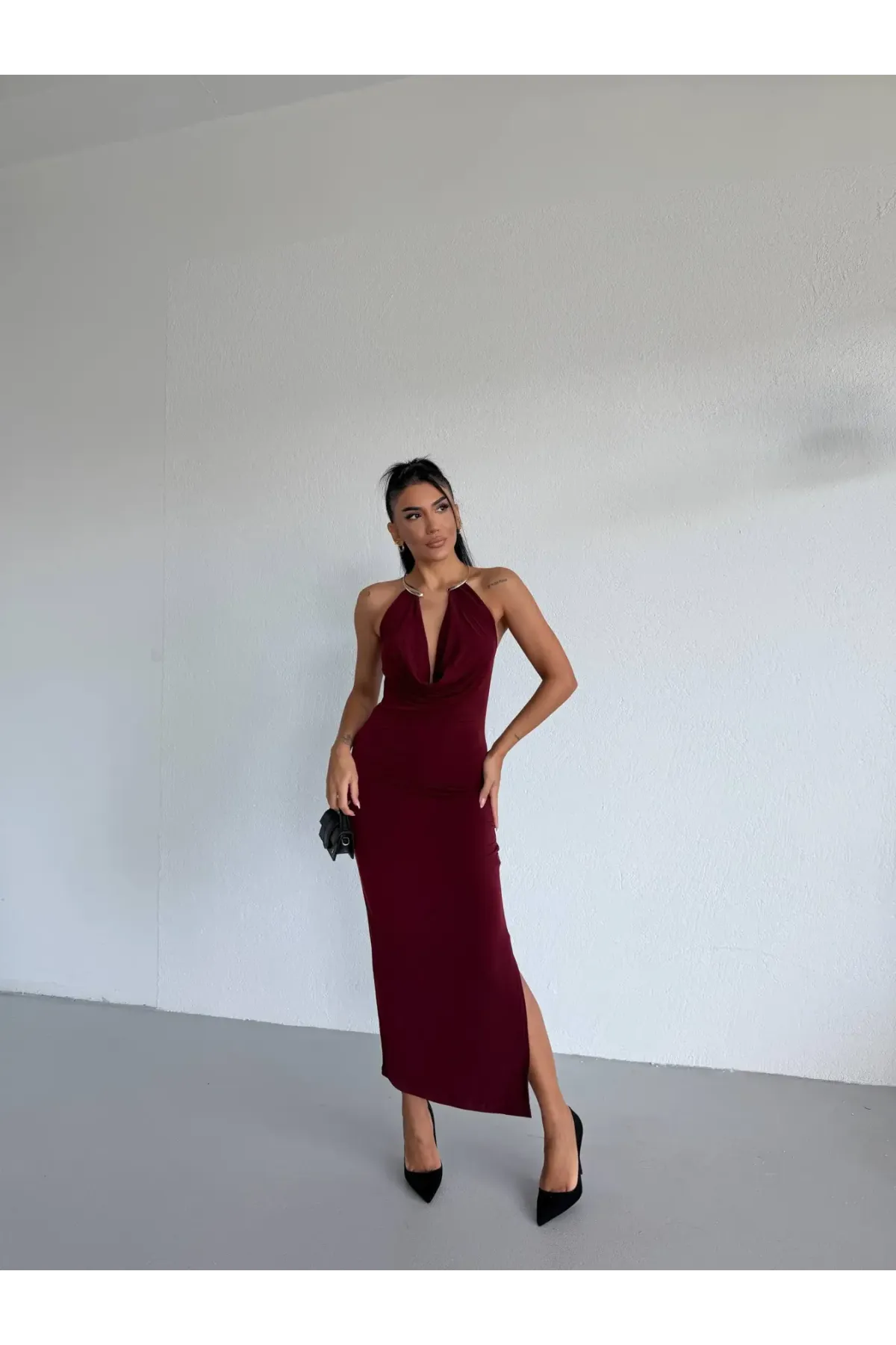 Kadın Bordo Boyundan Aksesuarlı Yandan Yırtmaçlı Midi Boy Sandy Elbise HZL26S-FRY123841