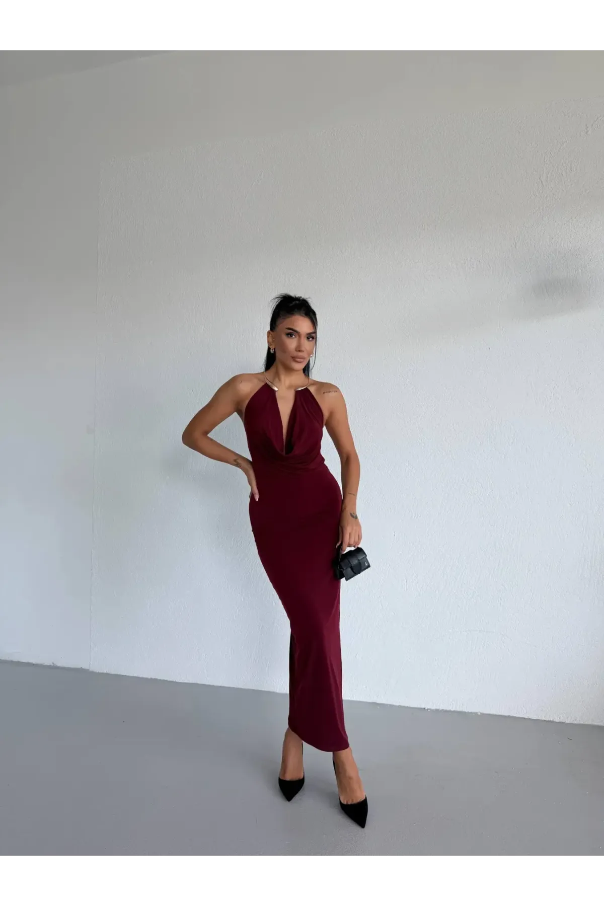 Kadın Bordo Boyundan Aksesuarlı Yandan Yırtmaçlı Midi Boy Sandy Elbise HZL26S-FRY123841