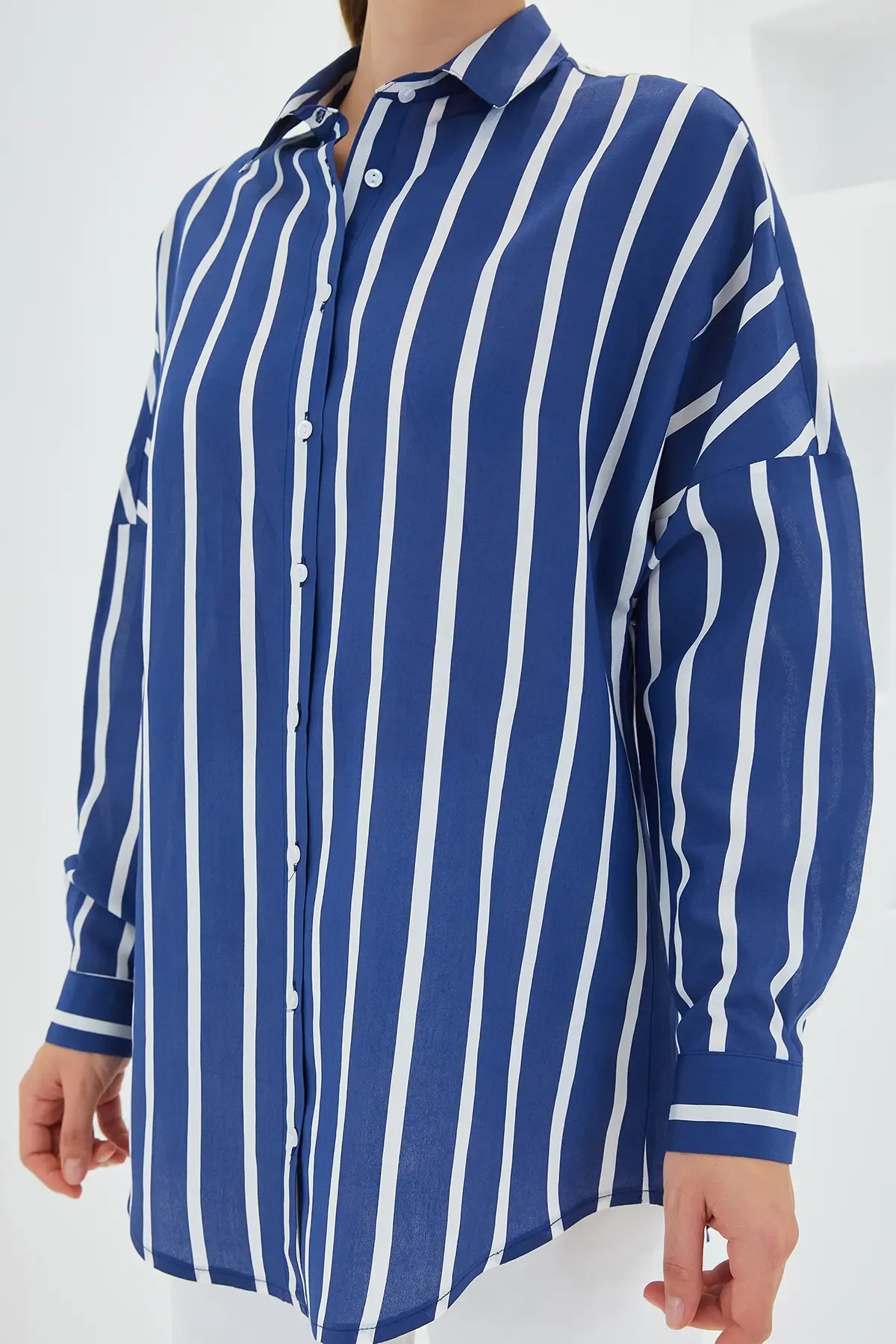 Kadın Lacivert Beyaz Çizgili Oversize Basic Gömlek 20254