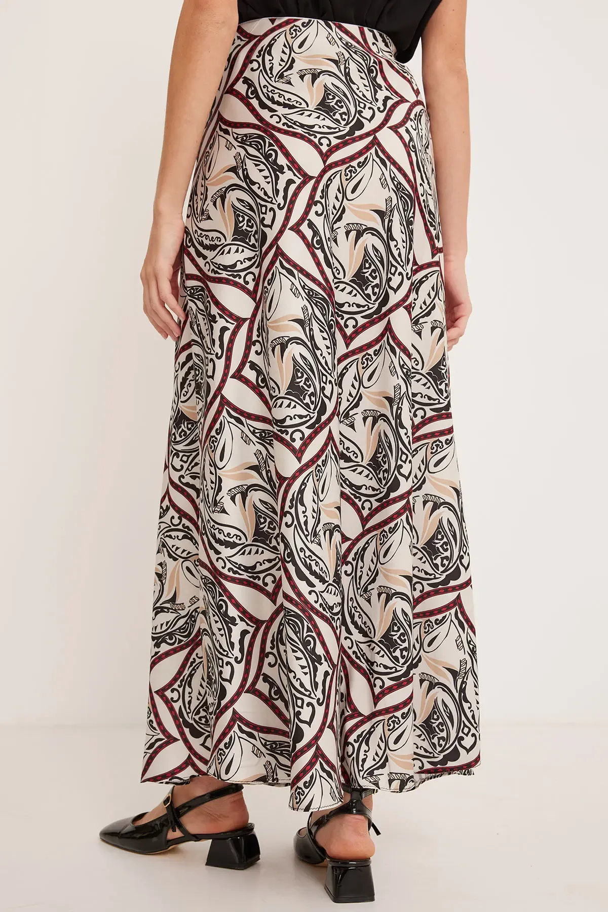 Kadın Siyah Bej Desenli Saten Etek 15877