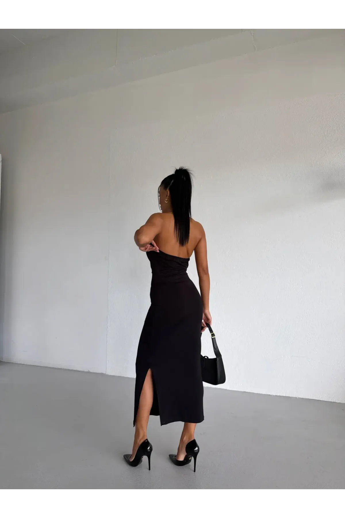 Kadın Siyah Boyundan Aksesuarlı Yandan Yırtmaçlı Midi Boy Sandy Elbise HZL26S-FRY123841