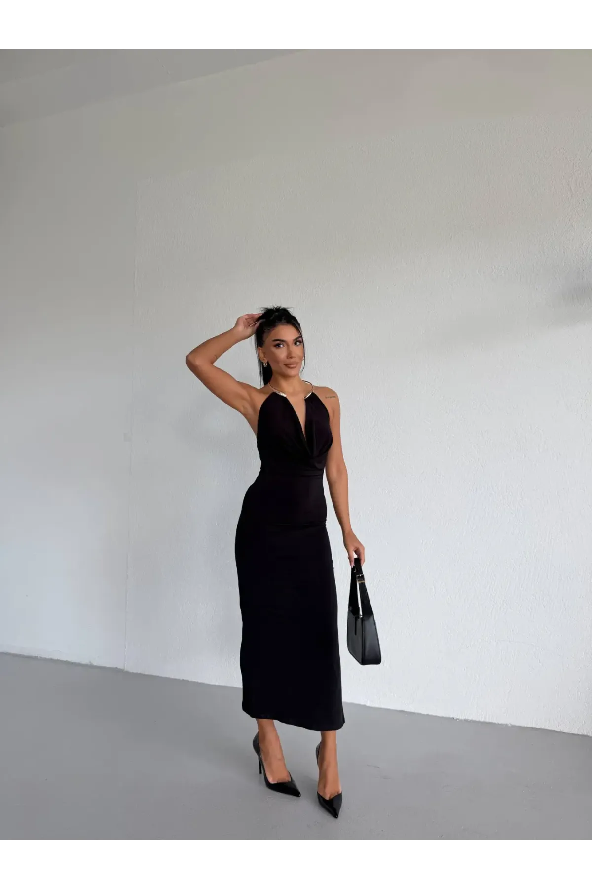 Kadın Siyah Boyundan Aksesuarlı Yandan Yırtmaçlı Midi Boy Sandy Elbise HZL26S-FRY123841
