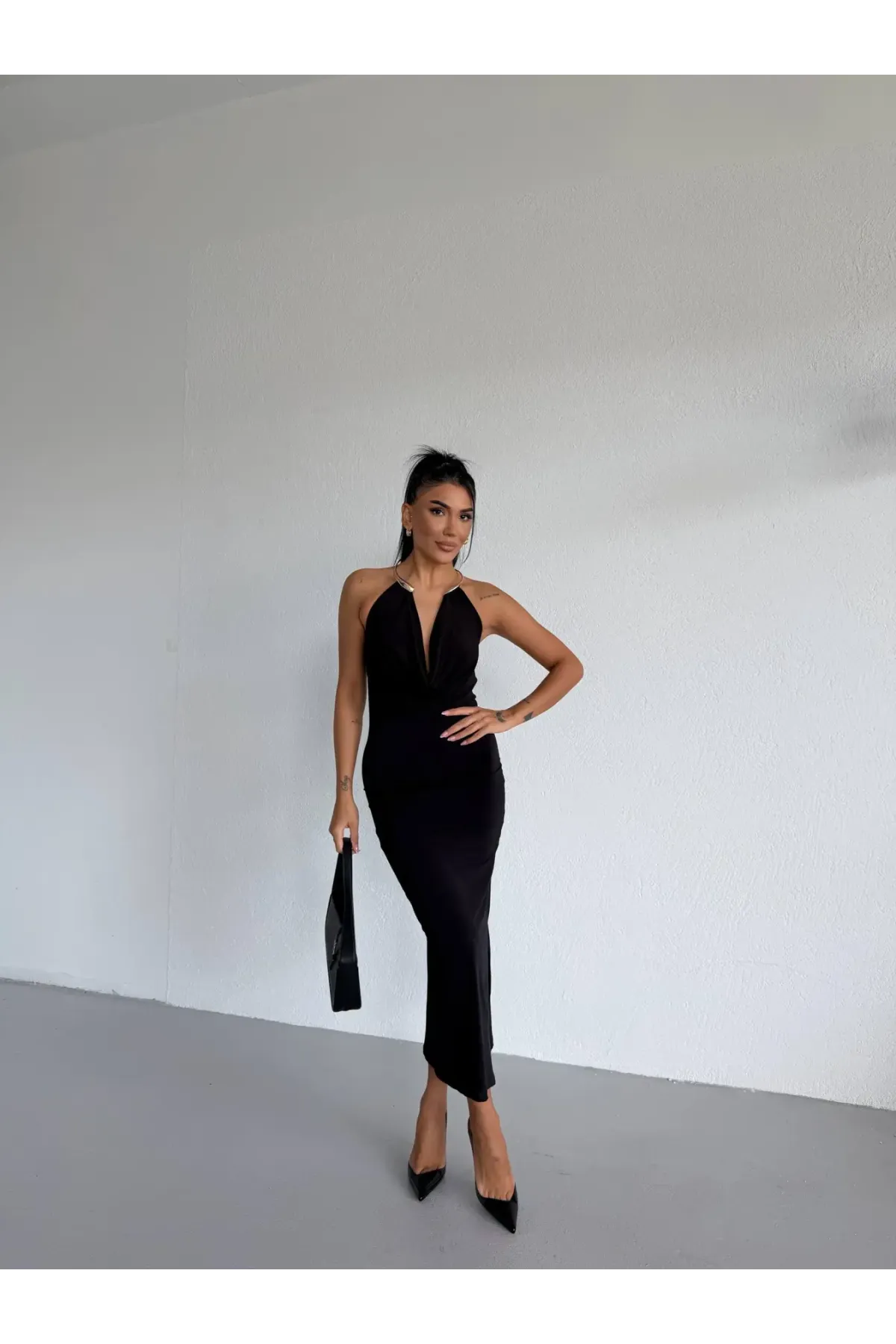 Kadın Siyah Boyundan Aksesuarlı Yandan Yırtmaçlı Midi Boy Sandy Elbise HZL26S-FRY123841