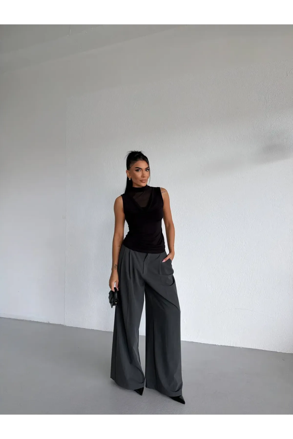 Kadın Siyah Tül Detay Degaje Yaka Yanlardan Drapeli Sandy Bluz HZL26S-FRY123791