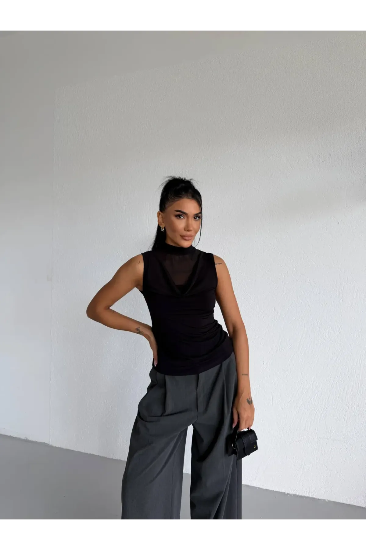 Kadın Siyah Tül Detay Degaje Yaka Yanlardan Drapeli Sandy Bluz HZL26S-FRY123791