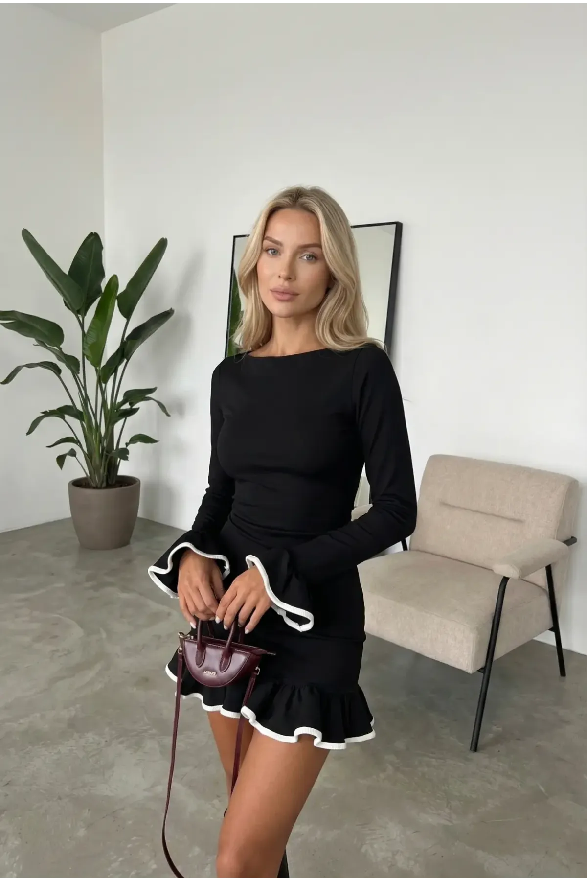 Kadın Siyah Uzun Kollu Volanlı ve Biyeli Dalgıç Kumaş Mini Elbise HZL25W-FRY123401