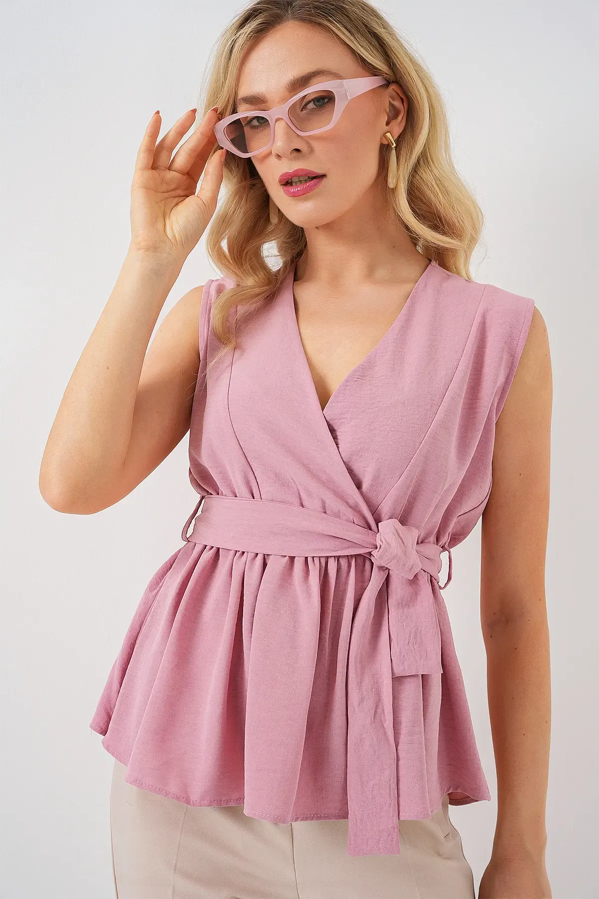 Kadın Kruvaze Yaka Kolsuz Bluz 966 - Pudra