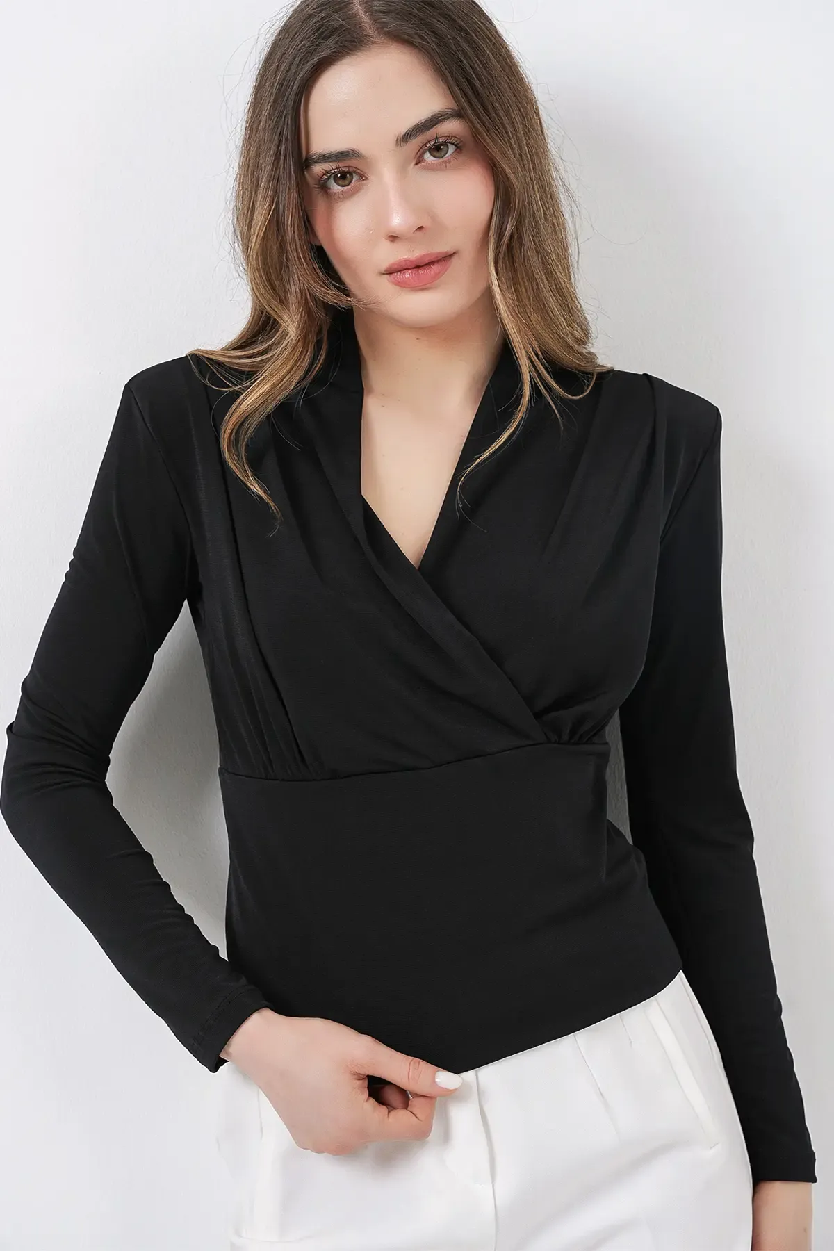 Kadın Omuz Vatkalı Kruvaze Yaka Bluz 942 - Siyah