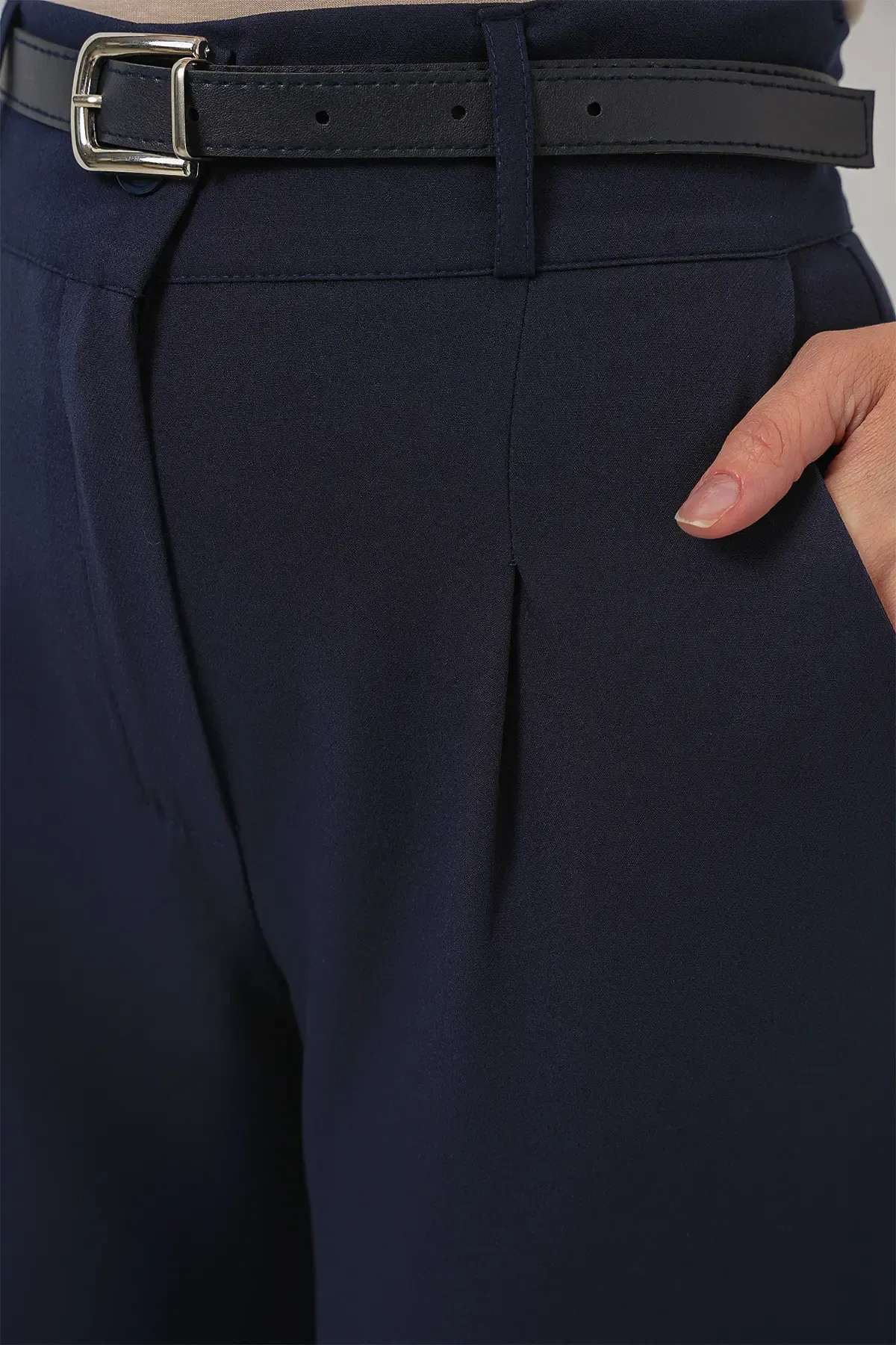 Kadın Pileli Kemerli Kumaş Pantolon 6725 - Lacivert