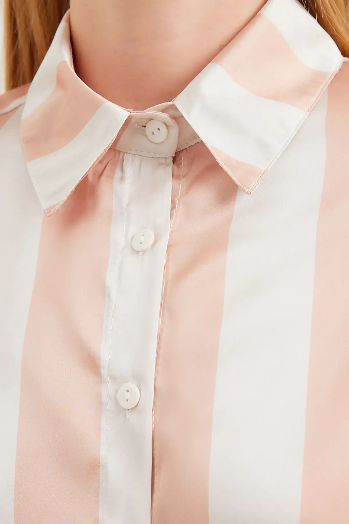 3964 Hafif Dökümlü Çizgili Saten Gömlek - Bisküvi