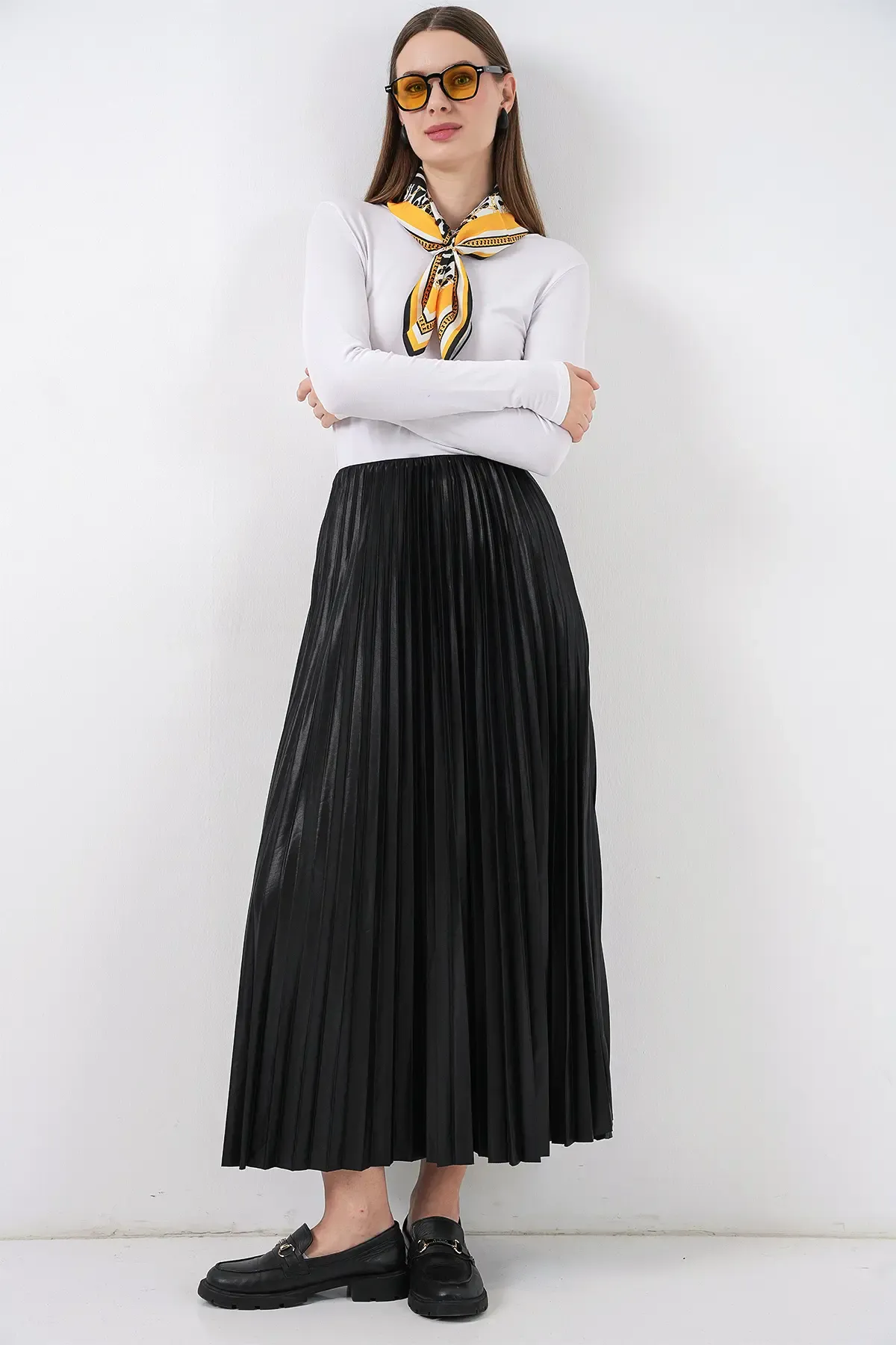 8009 Deri Görünümlü Piliseli Etek - Siyah