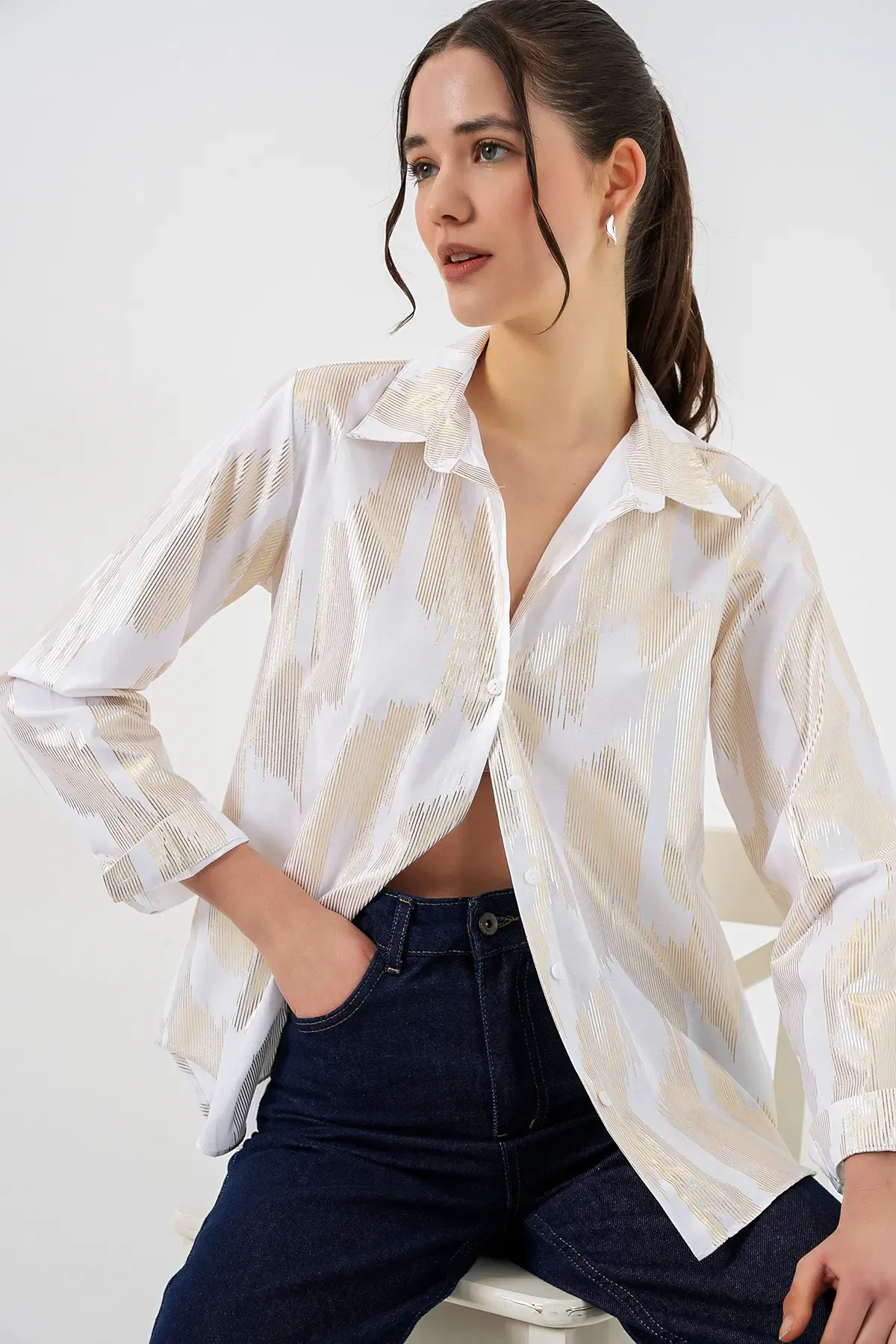 Kadın Beyaz Gold Varak Desenli Gömlek 20253