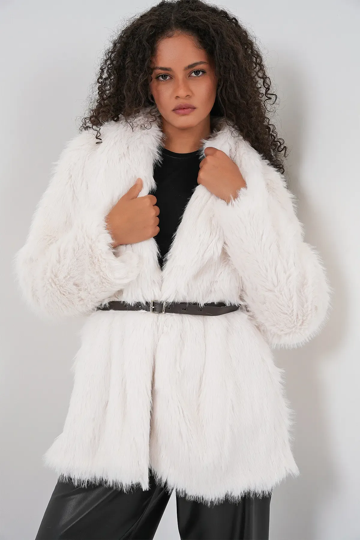 Kadın Kemerli Oversize Kürklü Kaban 9156 - Beyaz