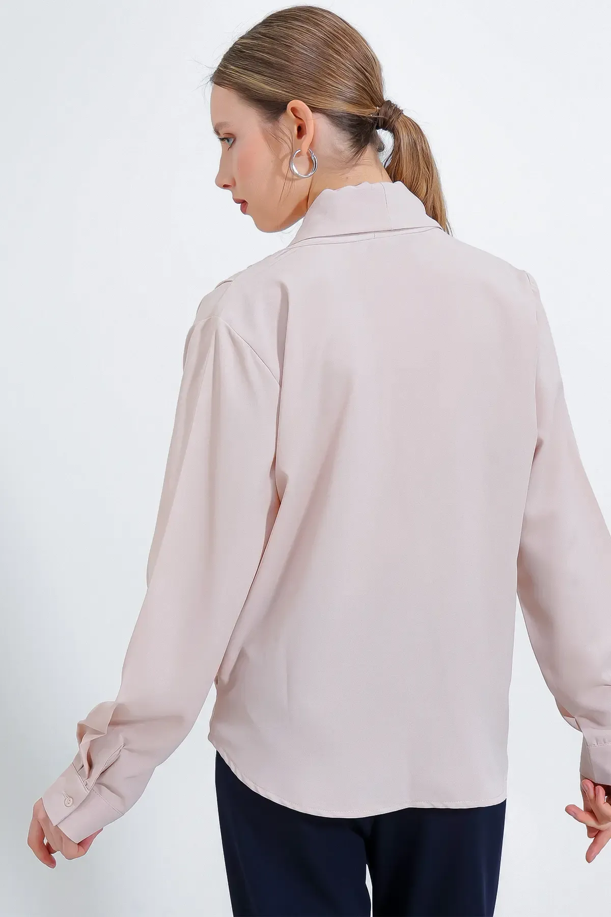 Kadın Krem Kruvaze Yaka Dökümlü Saten Bluz 0492