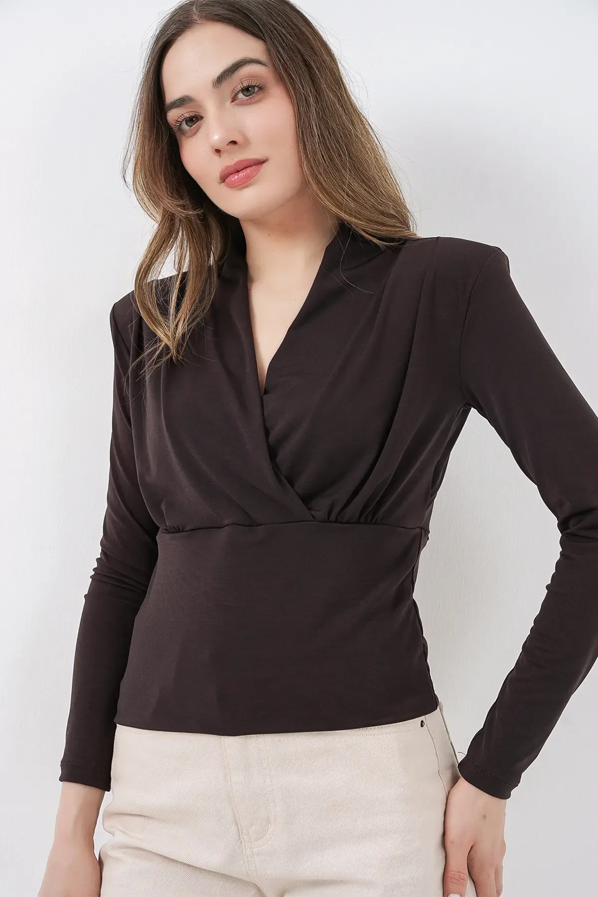 Kadın Omuz Vatkalı Kruvaze Yaka Bluz 942 - Kahverengi