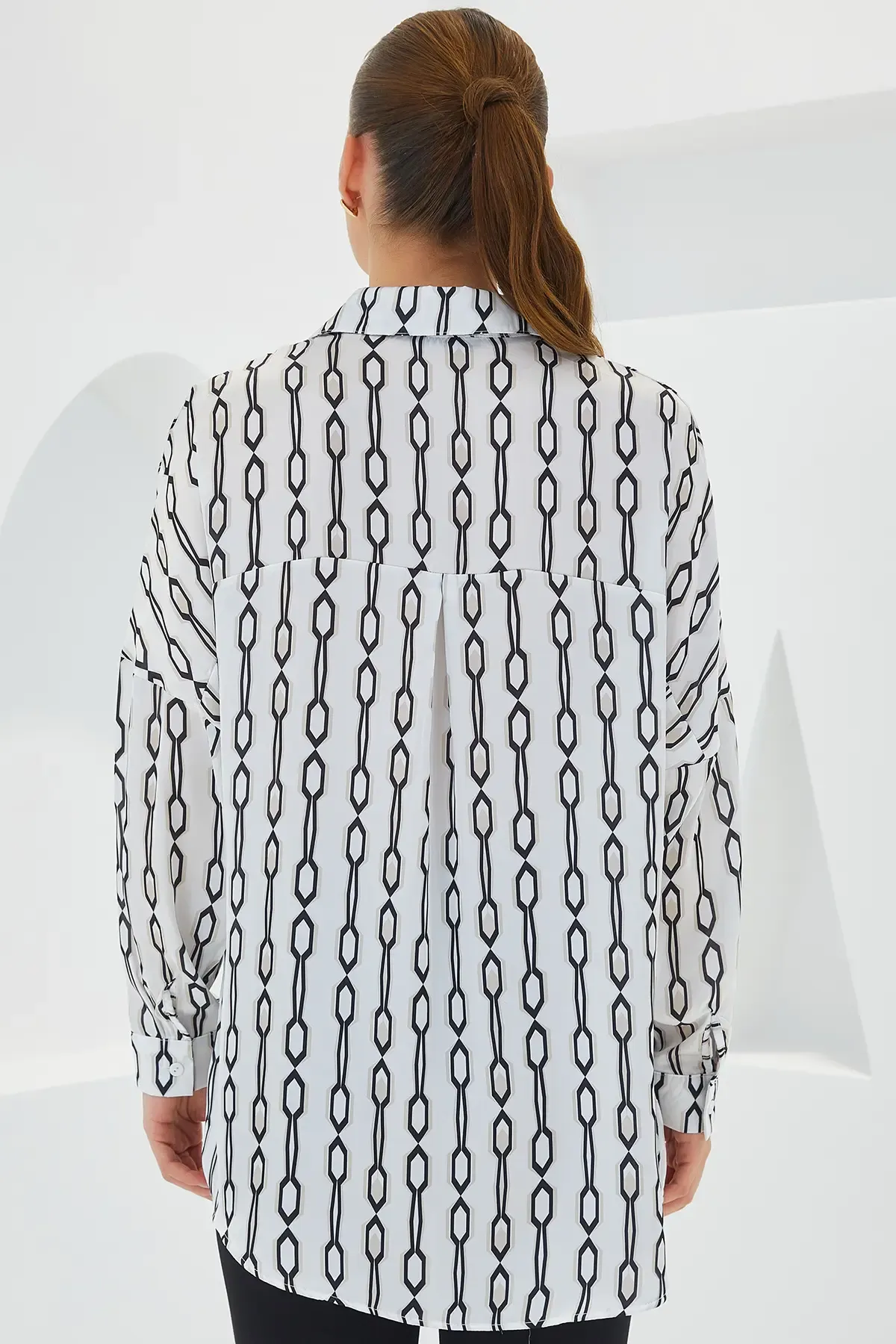 Kadın Siyah Beyaz Desenli Oversize Saten Gömlek 3985