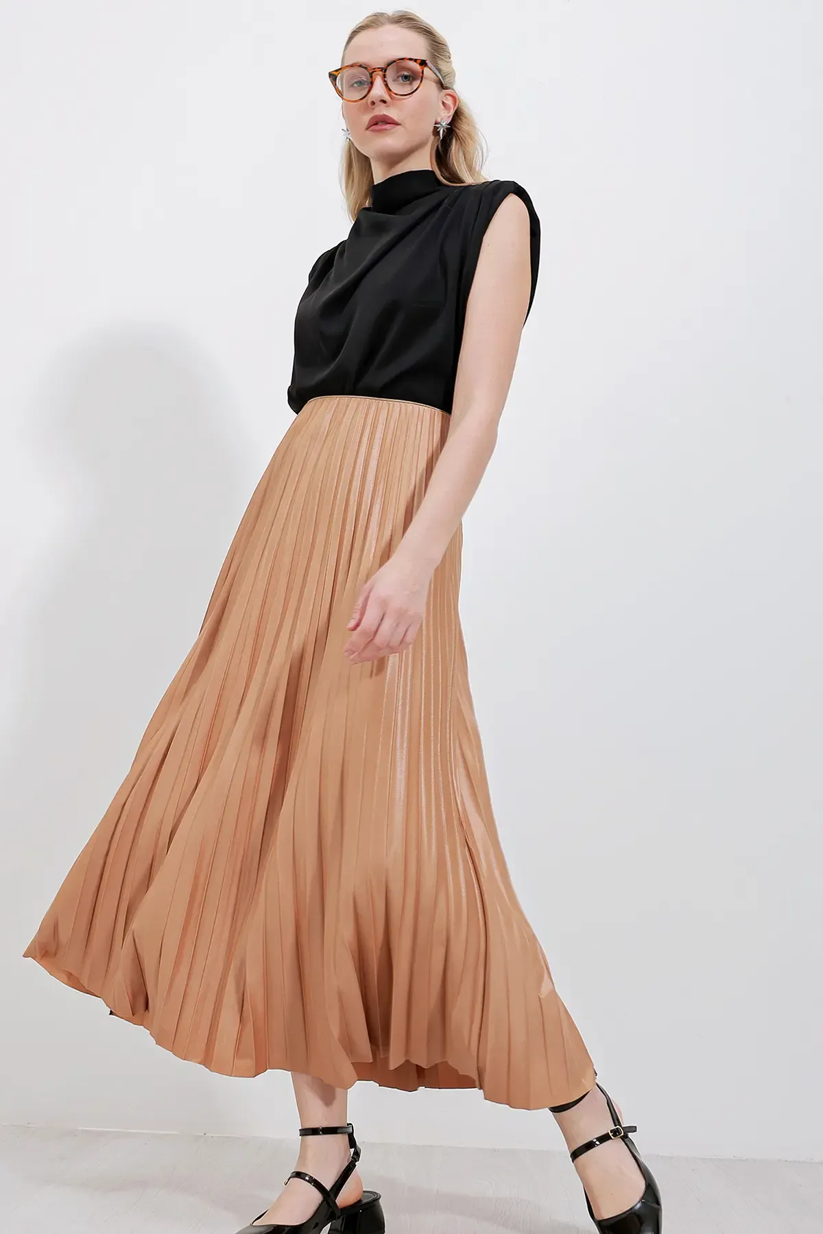 8009 Deri Görünümlü Piliseli Etek - Bisküvi