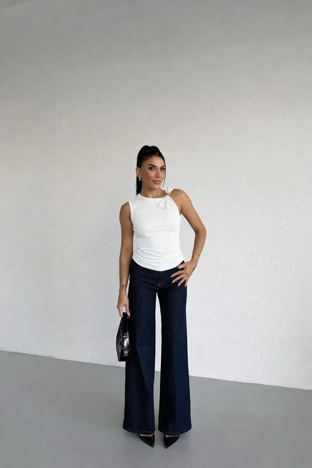 Kadın Beyaz Gold Tokalı Omuz Detaylı Bluz HZL26W-FRY123761