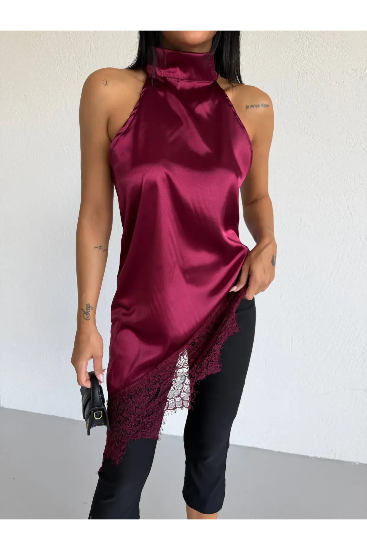 Kadın Bordo Halter Yaka Dantel İşlemeli Asimetrik Saten Bluz HZL26S-FRY123901