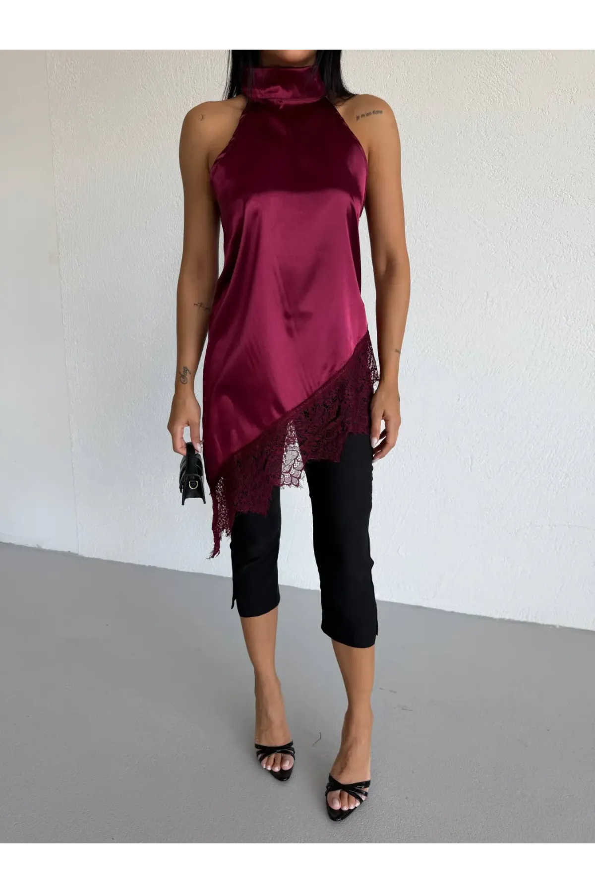 Kadın Bordo Halter Yaka Dantel İşlemeli Asimetrik Saten Bluz HZL26S-FRY123901