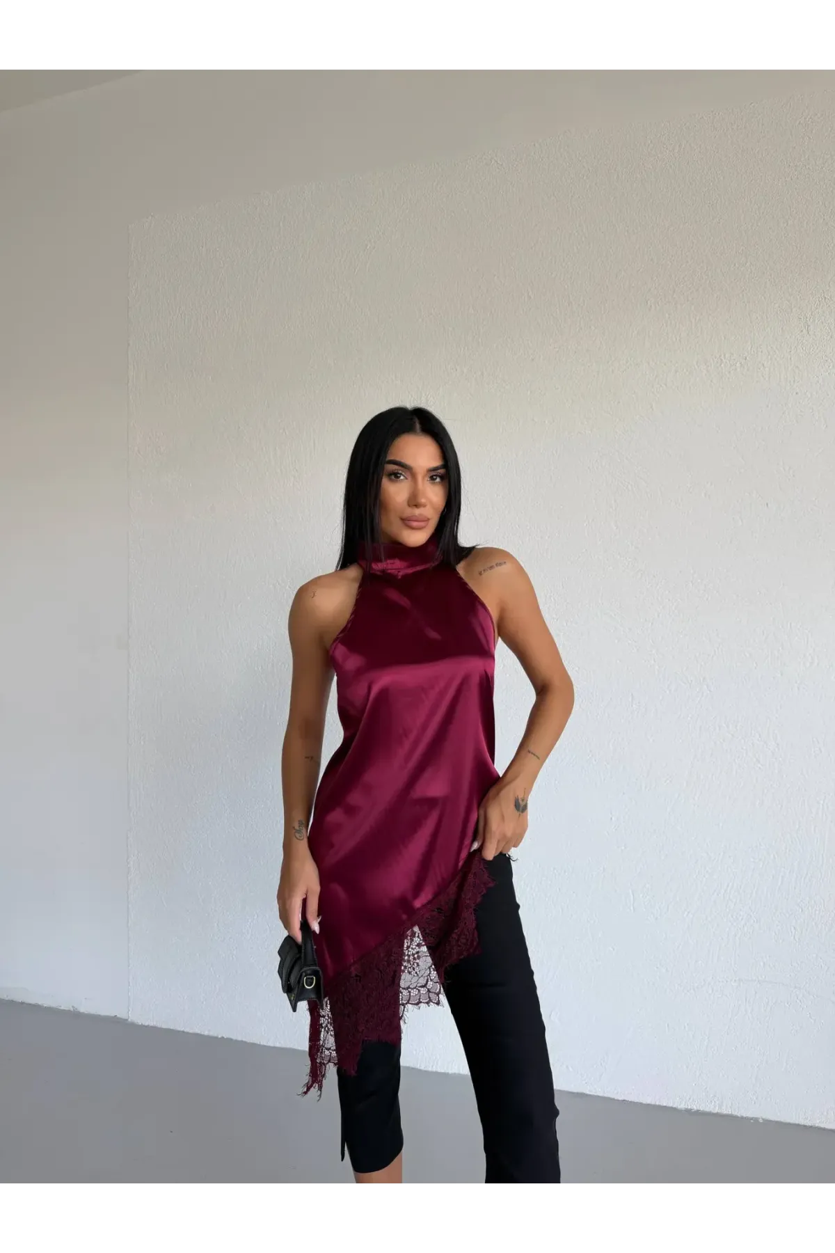 Kadın Bordo Halter Yaka Dantel İşlemeli Asimetrik Saten Bluz HZL26S-FRY123901