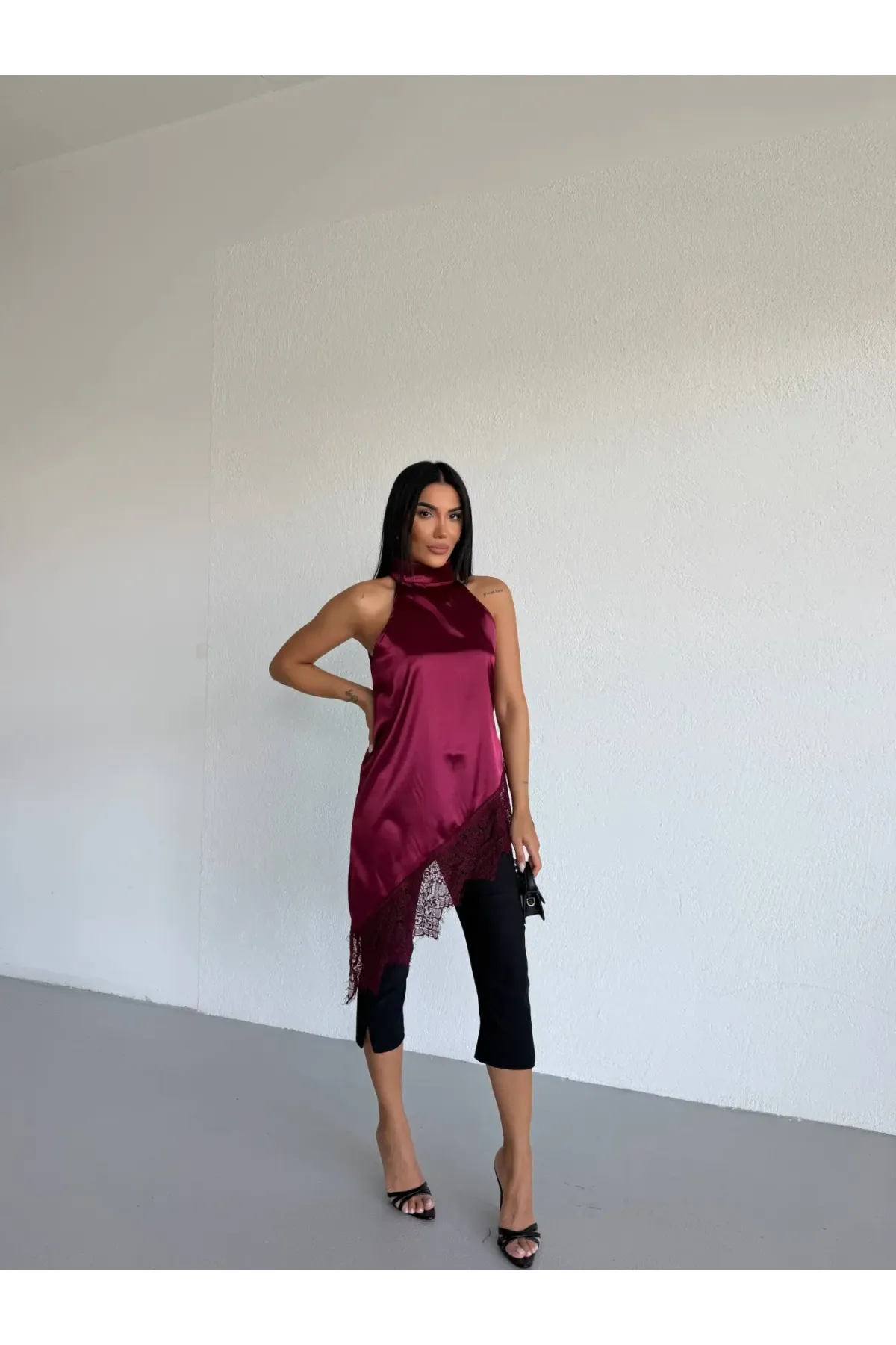 Kadın Bordo Halter Yaka Dantel İşlemeli Asimetrik Saten Bluz HZL26S-FRY123901