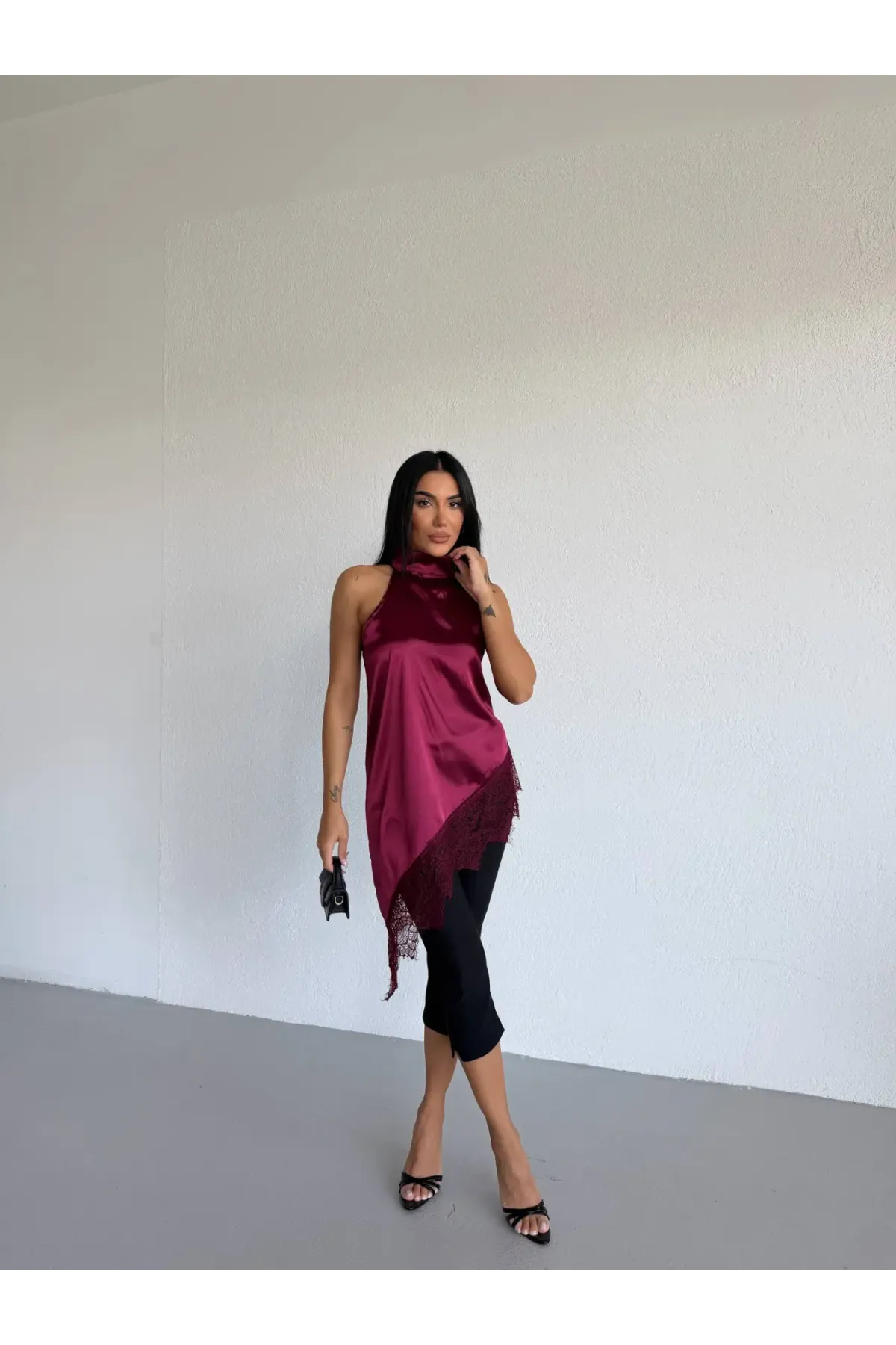 Kadın Bordo Halter Yaka Dantel İşlemeli Asimetrik Saten Bluz HZL26S-FRY123901
