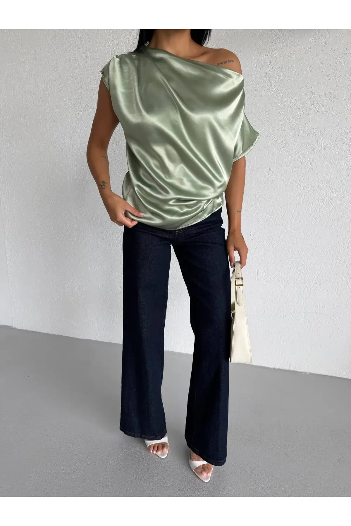Kadın Çağla Yeşili Tek Omuz Asimetrik Kesim Saten Bluz HZL26W-FRY121171