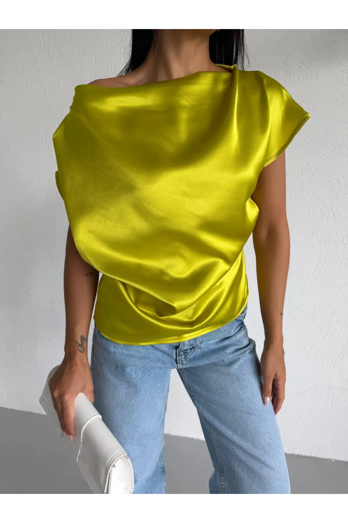 Kadın Fıstık Yeşil Tek Omuz Asimetrik Kesim Saten Bluz HZL26W-FRY121171