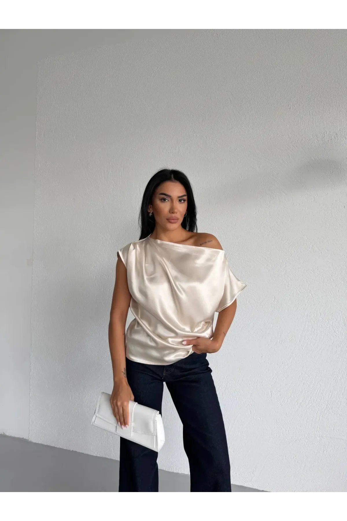 Kadın Krem Tek Omuz Asimetrik Kesim Saten Bluz HZL26W-FRY121171