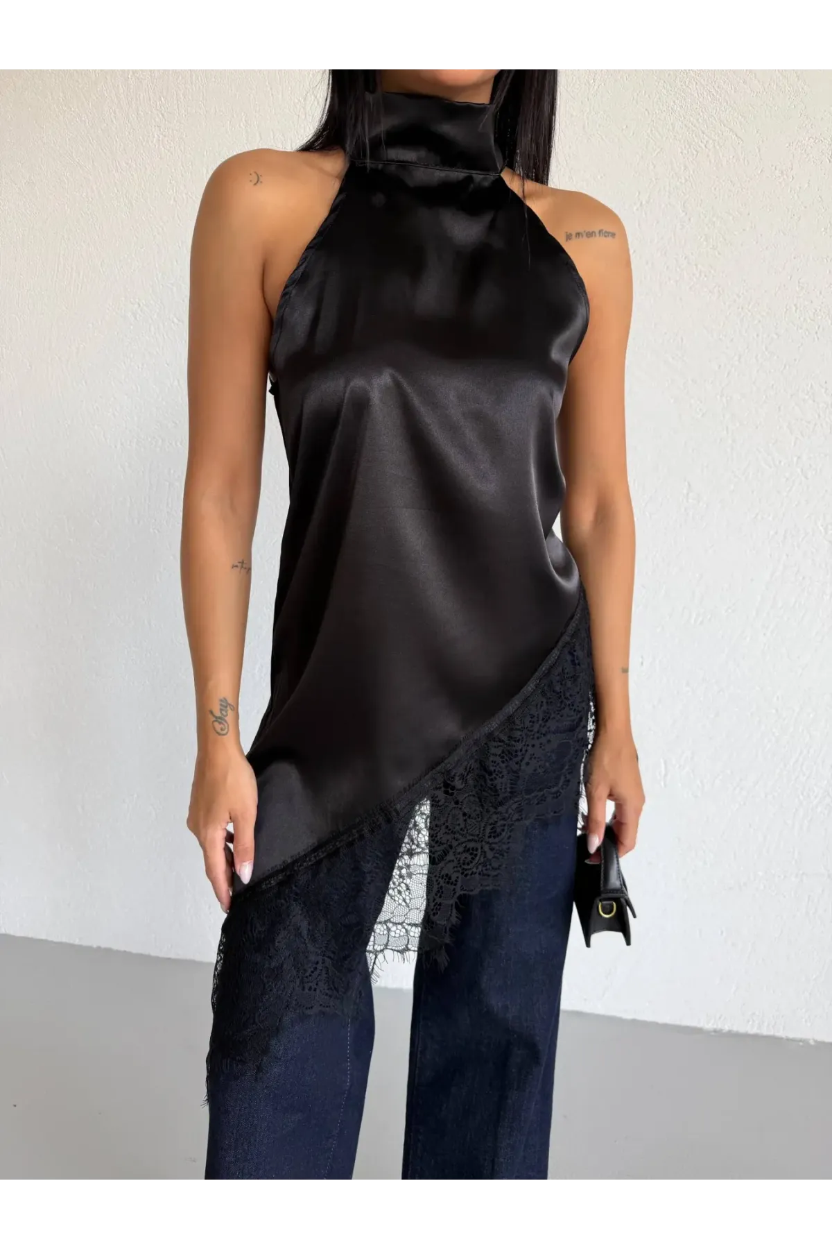 Kadın Siyah Halter Yaka Dantel İşlemeli Asimetrik Saten Bluz HZL26S-FRY123901