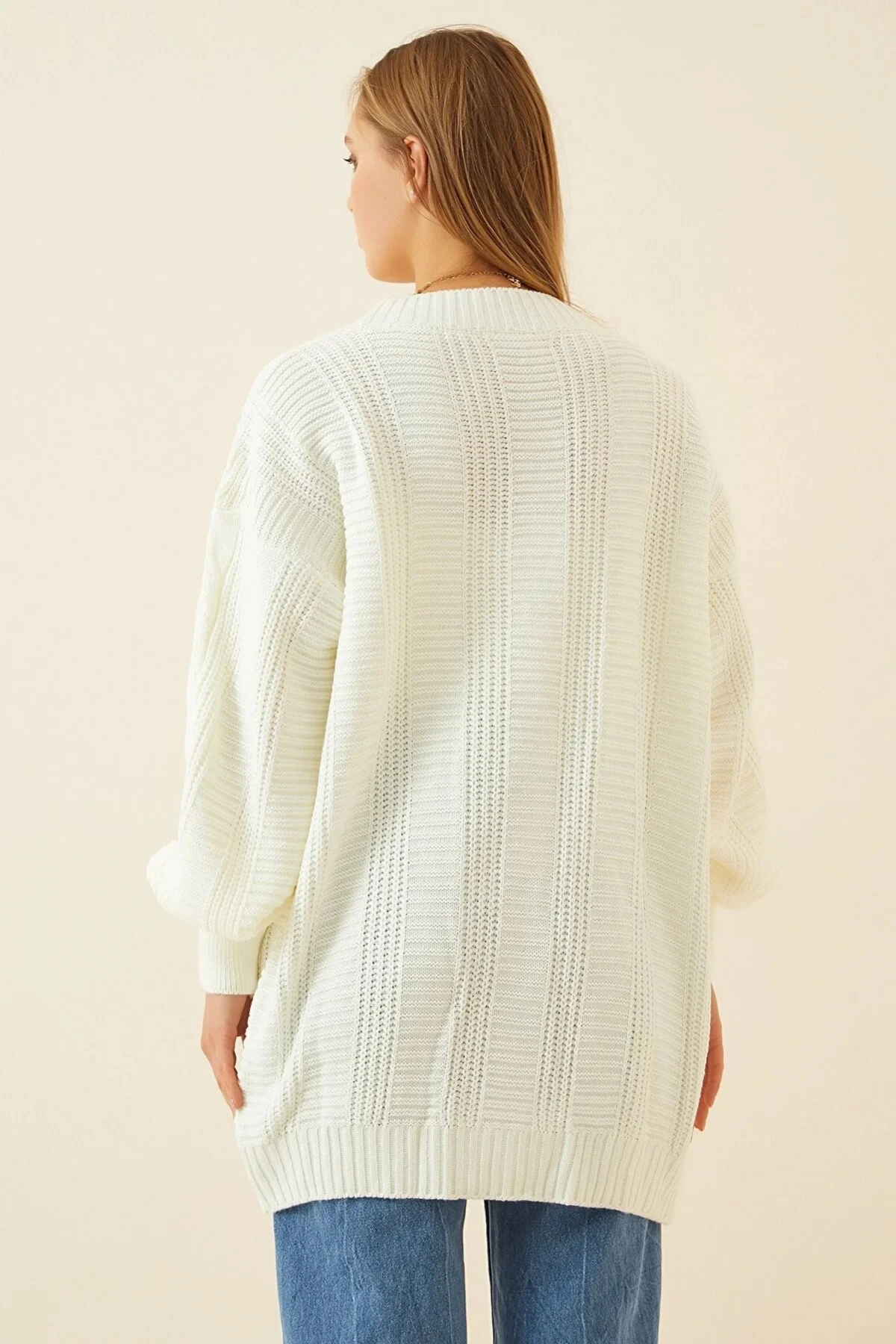 Kadın Ekru Saç Örgü Desen Uzun Düğmeli Rahat Kesim Triko Hırka HZL23W-BD1100691