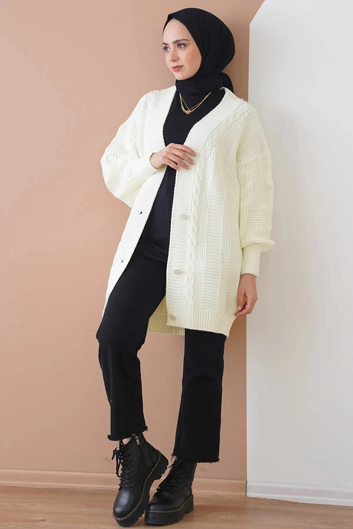 Kadın Tesettür Ekru Saç Örgü Desen Uzun Düğmeli Rahat Kesim Triko Hırka HZL24W-BD1100691