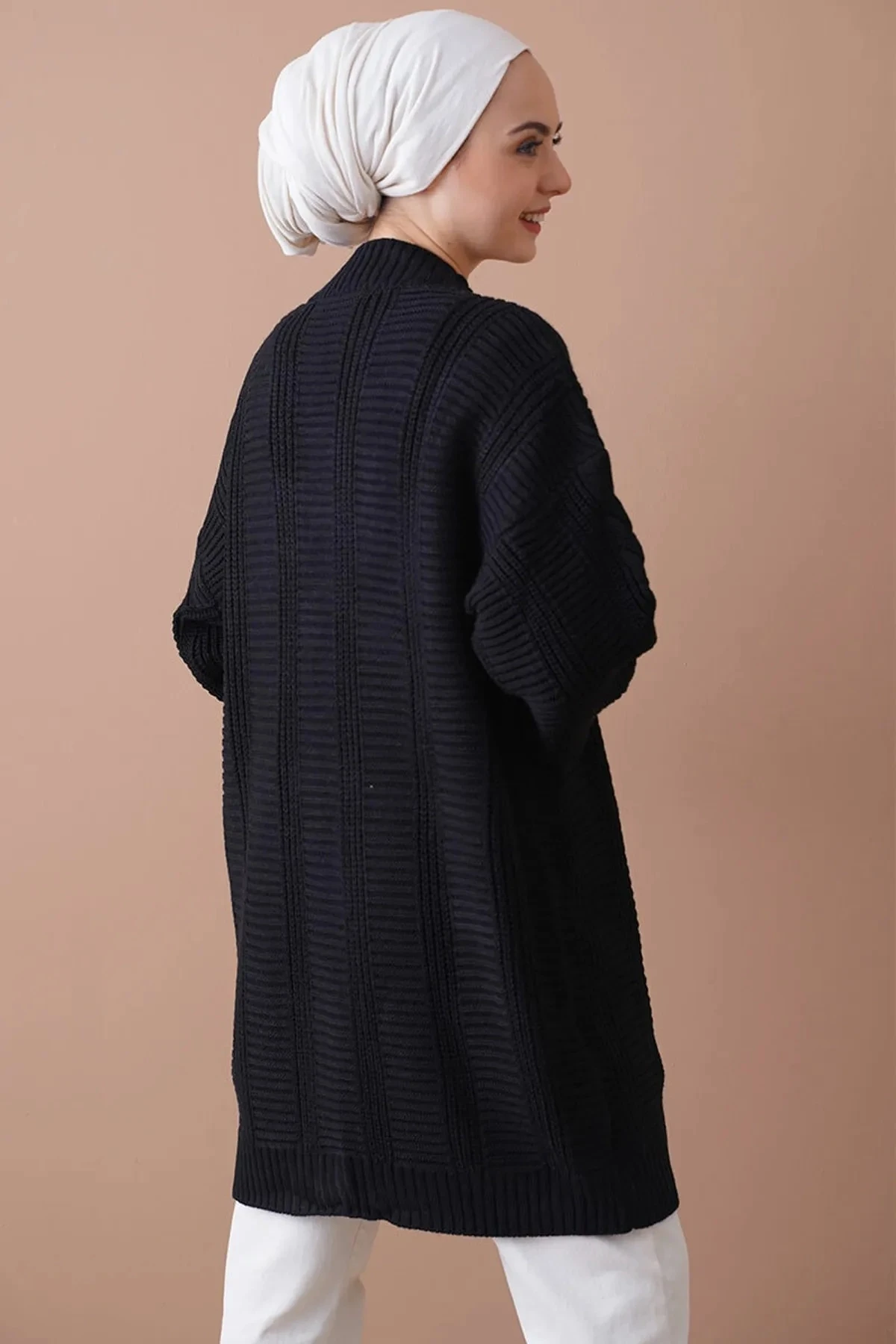 Kadın Tesettür Siyah Saç Örgü Desen Uzun Düğmeli Rahat Kesim Triko Hırka HZL24W-BD1100691