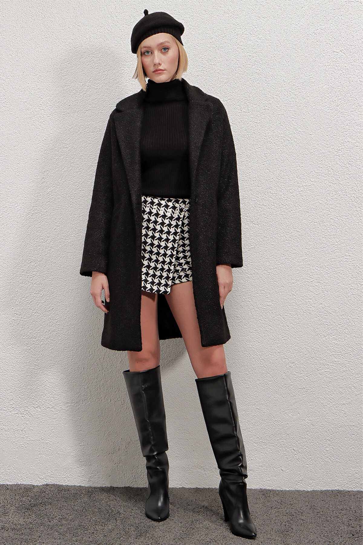 Kadın Siyah Tek Düğmeli Çift Cepli Astarlı Buklet Kaşe Kaban HZL22W-BD190821