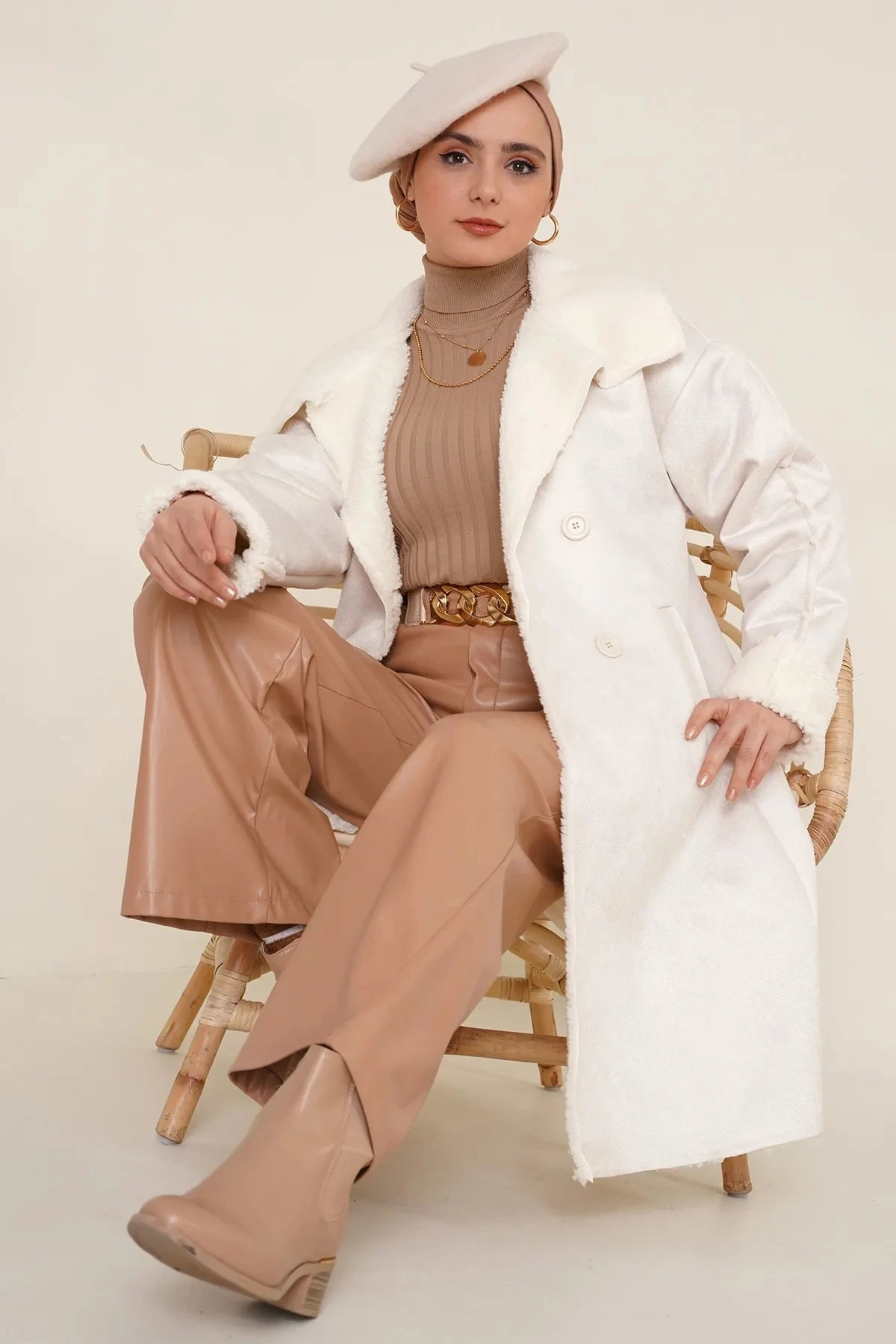 Kadın Tesettür Beyaz Yakası Ve İçi Suni Kürklü Düğmeli Suni Deri Kaban HZL24W-BD191021