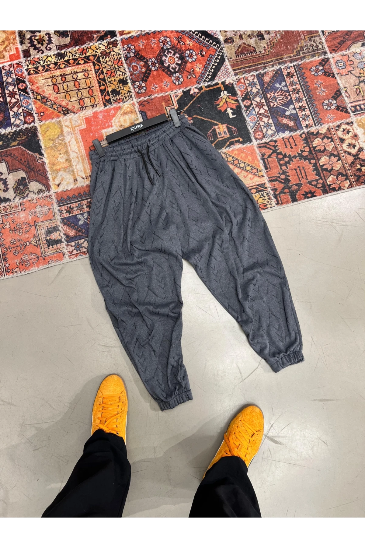 Erkek Antrasit Küçük Desenli Beli ve Paçası Lastikli Bol Kesim Eşofman Altı HZL24S-MXC8989-152