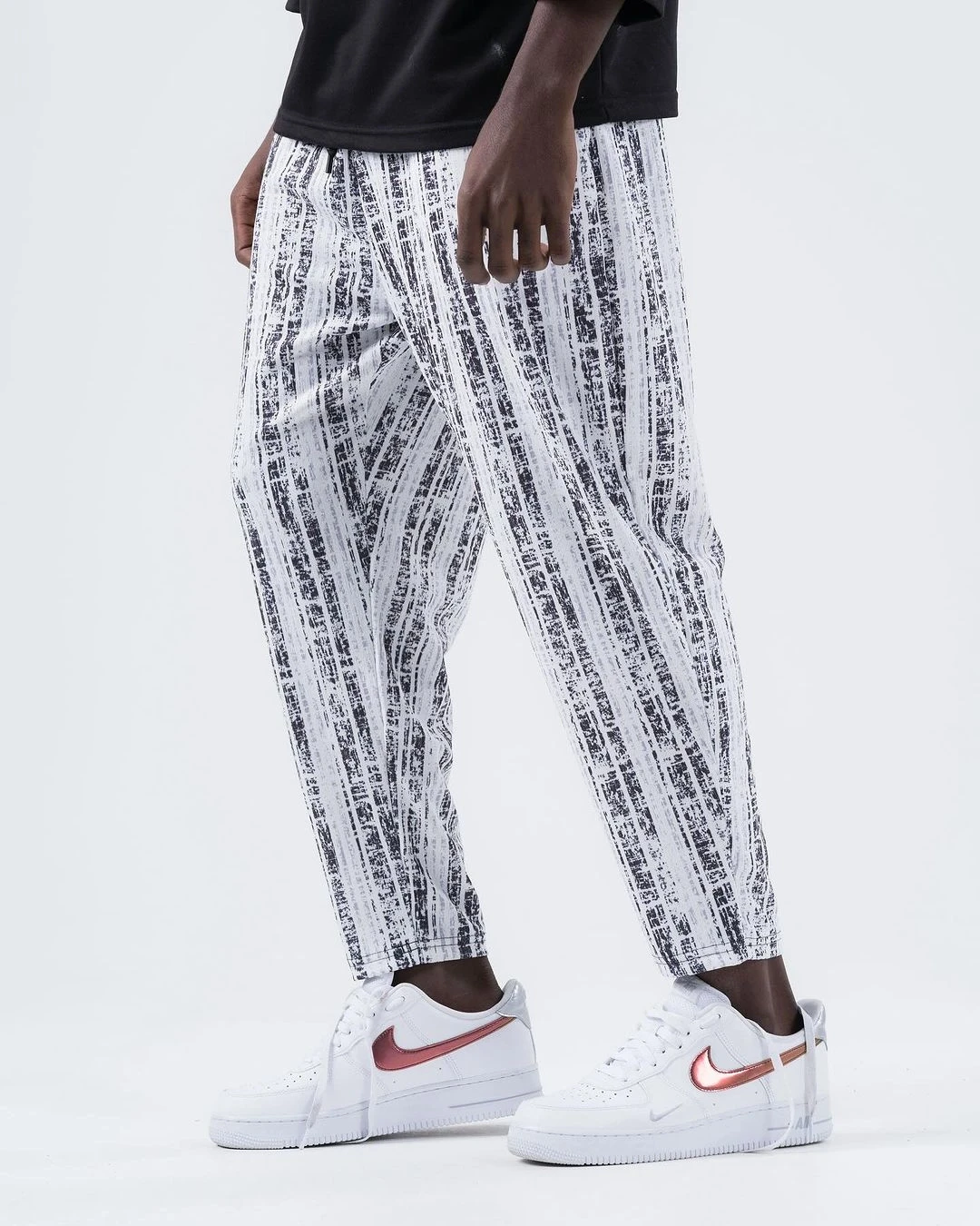 Erkek Beyaz Siyah Desenli Beli İp Bağlamalı Düz Kesim Cepli Pantolon Eşofman Altı HZL24S-MXC8948-218