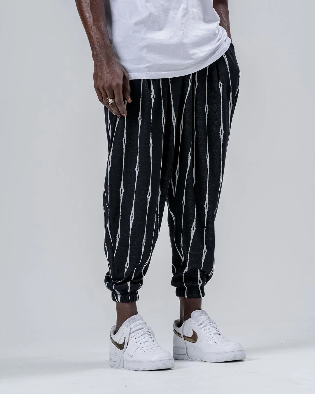 Erkek Siyah Çizgi Desenli Beli ve Paçası Lastikli Bol Kesim Jogger Eşofman Altı HZL24S-MXC8989-154