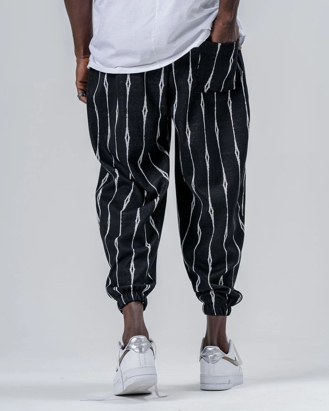 Erkek Siyah Çizgi Desenli Beli ve Paçası Lastikli Bol Kesim Jogger Eşofman Altı HZL24S-MXC8989-154