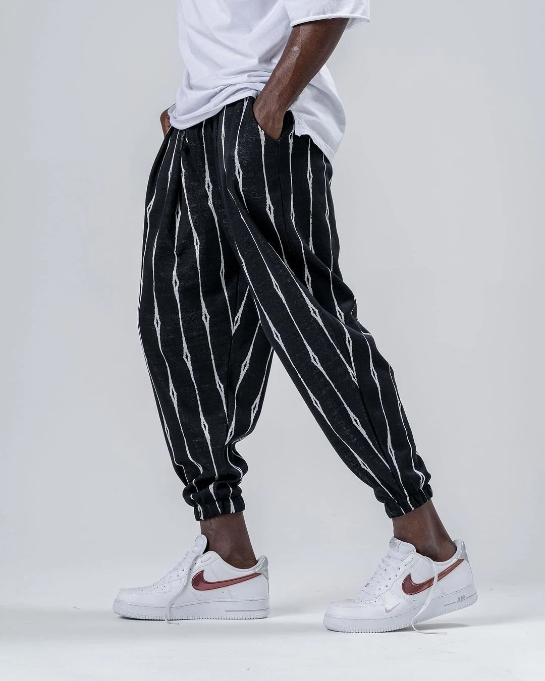 Erkek Siyah Çizgi Desenli Beli ve Paçası Lastikli Bol Kesim Jogger Eşofman Altı HZL24S-MXC8989-154