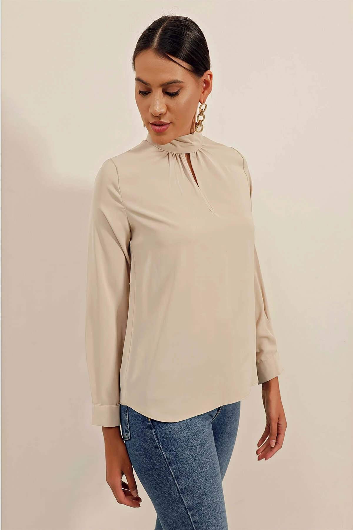 Kadın Bej Pencere Detaylı Dökümlü Uzun Kollu Bluz HZL22S-BD104181