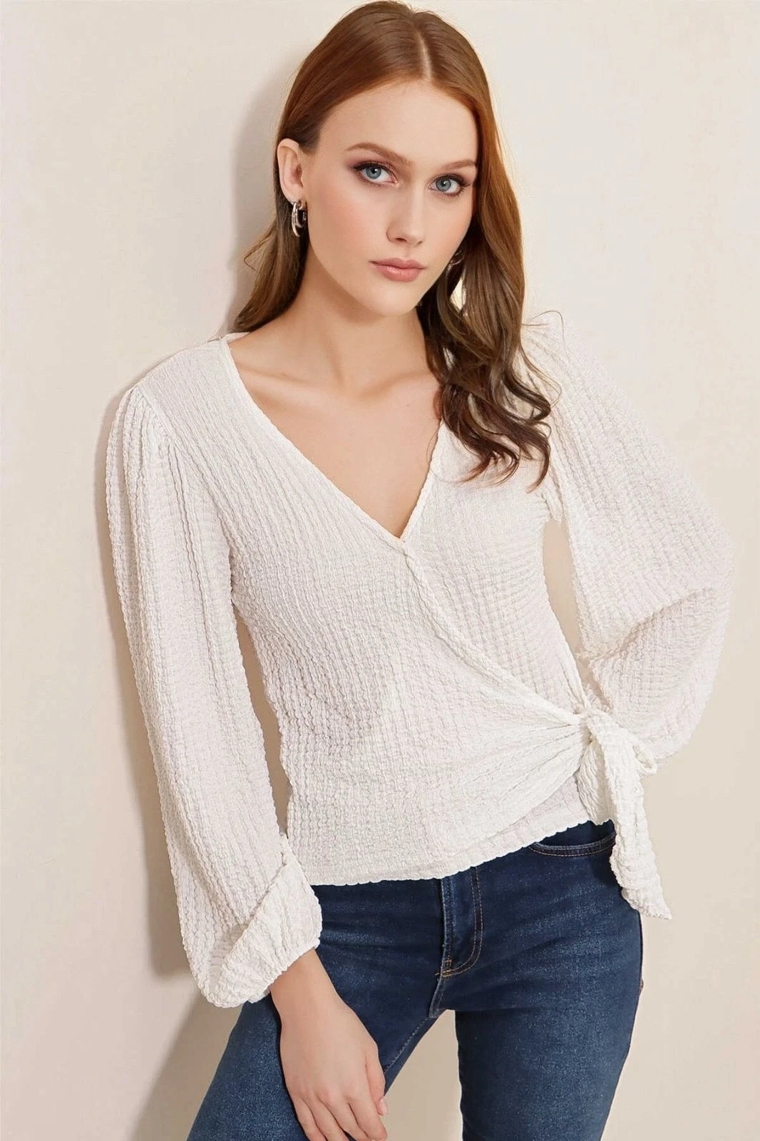 Kadın Beyaz Dokulu Anvelop Yaka Kuşaklı Trend Rahat Örme Bluz HZL23W-BD104411