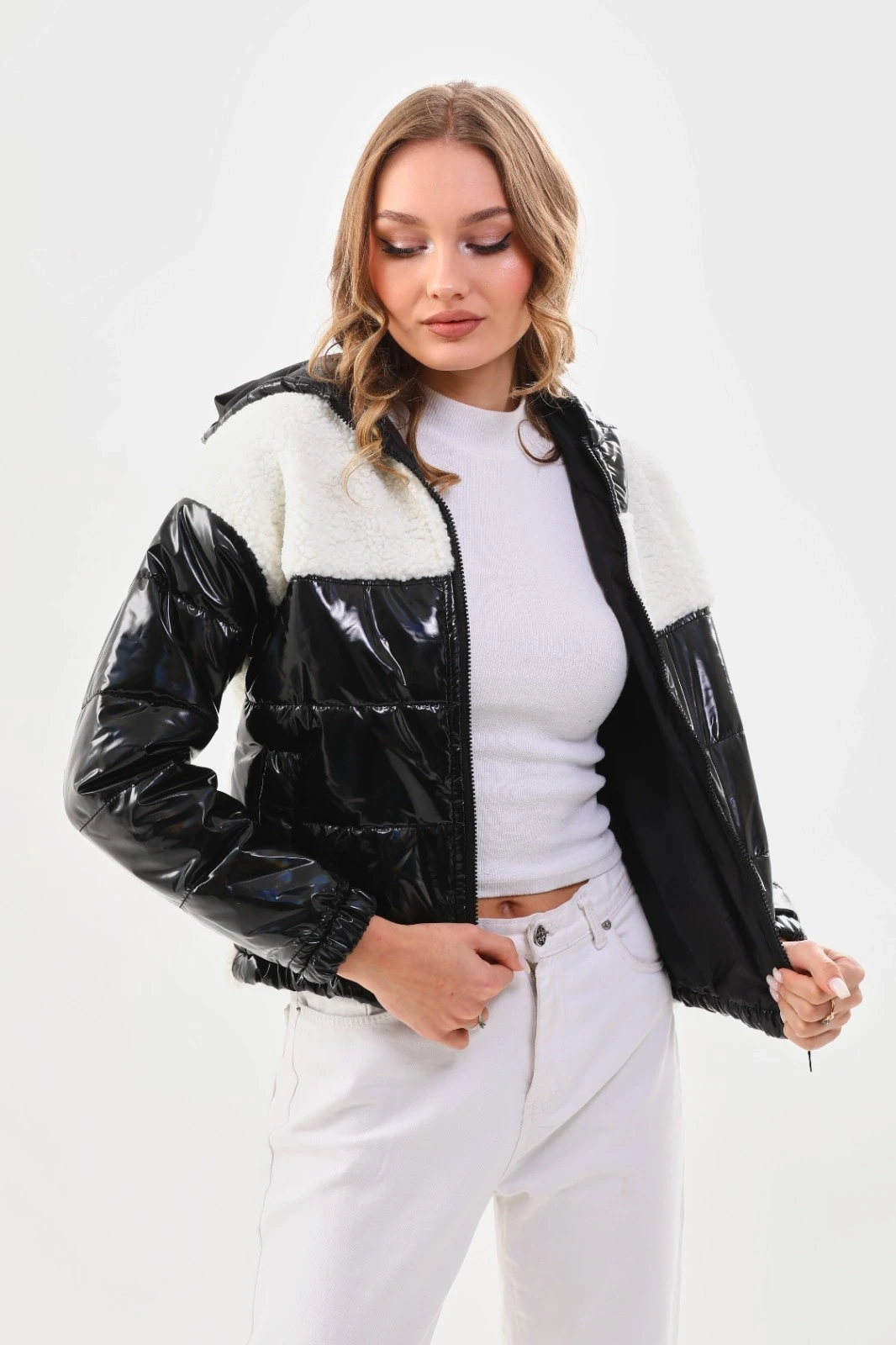 Kadın Beyaz Siyah Rugan Fermuarlı İçi Astarlı Beli Lastikli Crop Peluş Mont HZL24W-BRC129361