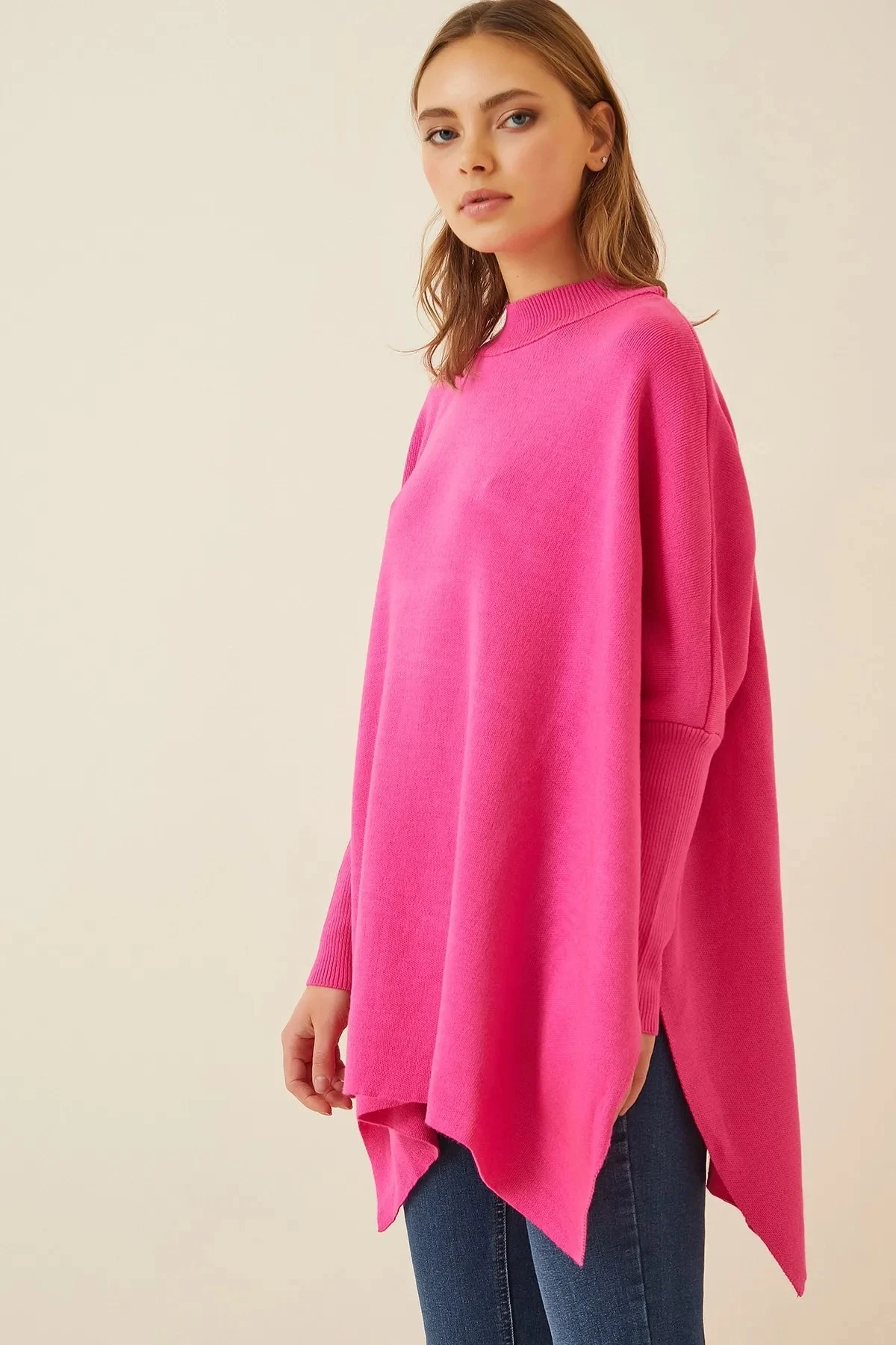 Kadın Canlı Pembe Oversize Yırtmaçlı Panço Triko Kazak  HZL23W-BD1100761